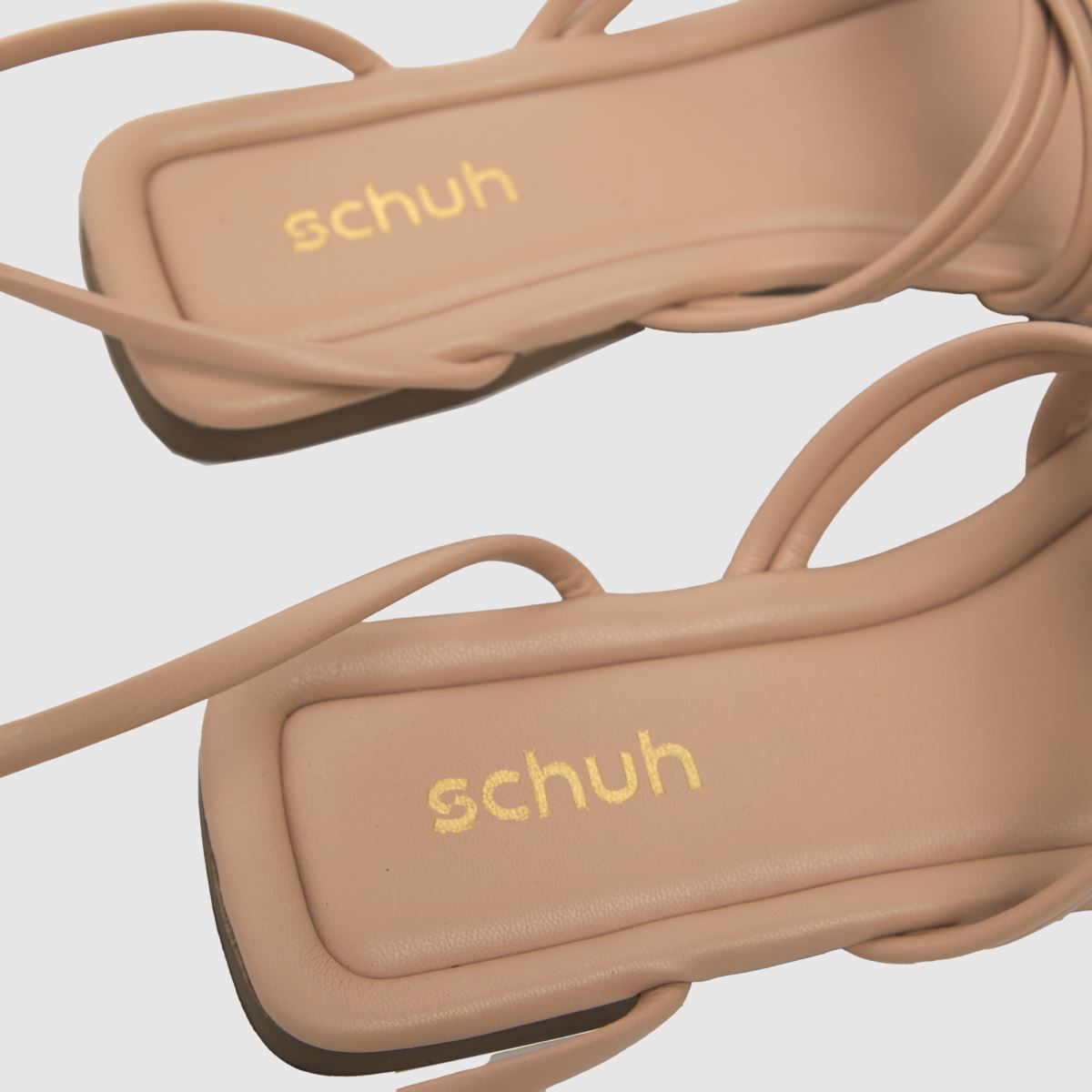 halványrózsaszín schuh tanga nyakkendős szandál
