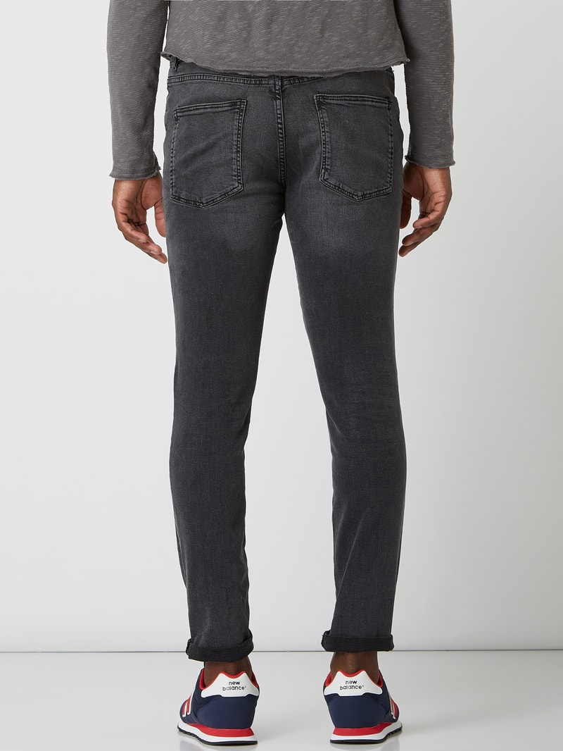 Skinny Fit Jeans mit Label-Patch in schwarz