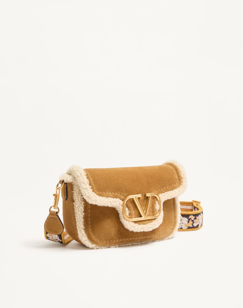 Bolsa de ombro Valentino Garavani Alltime em camurça com forro de pele de carneiro e alça de ombro em fita bordada.
