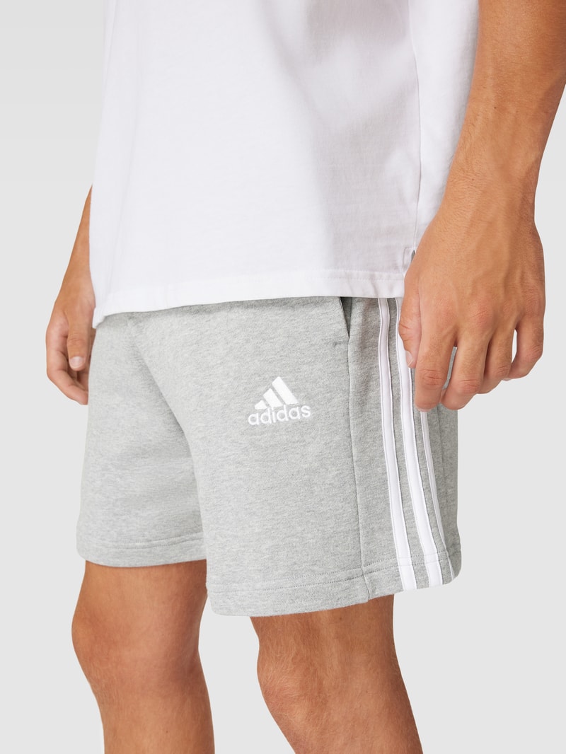 Sweatshorts mit Label-Stitching in hellgrau meliert