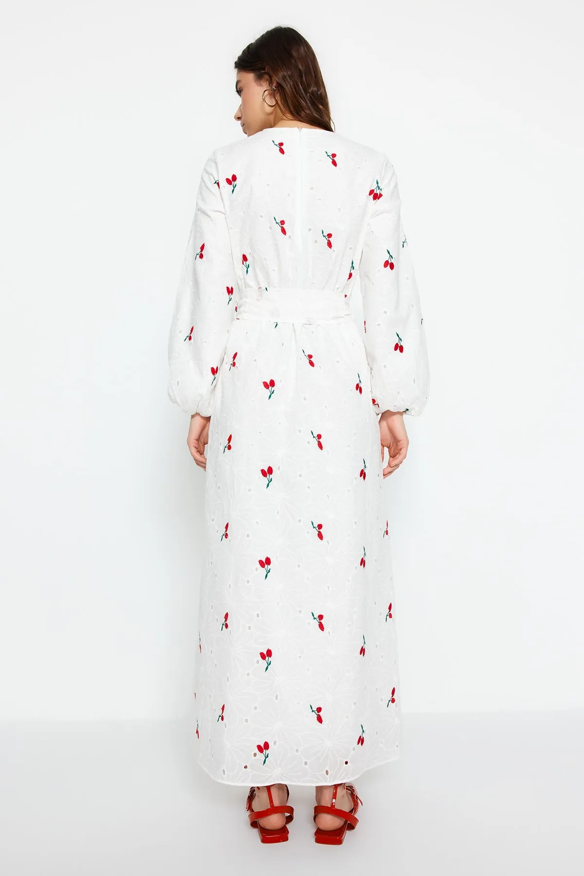 Trendyol Modest  Ecrufarbenes, gefüttertes Kleid aus 100 % Baumwolle mit Stickereien, Gürtel und detaillierten Stickereien TCTSS23EB00136