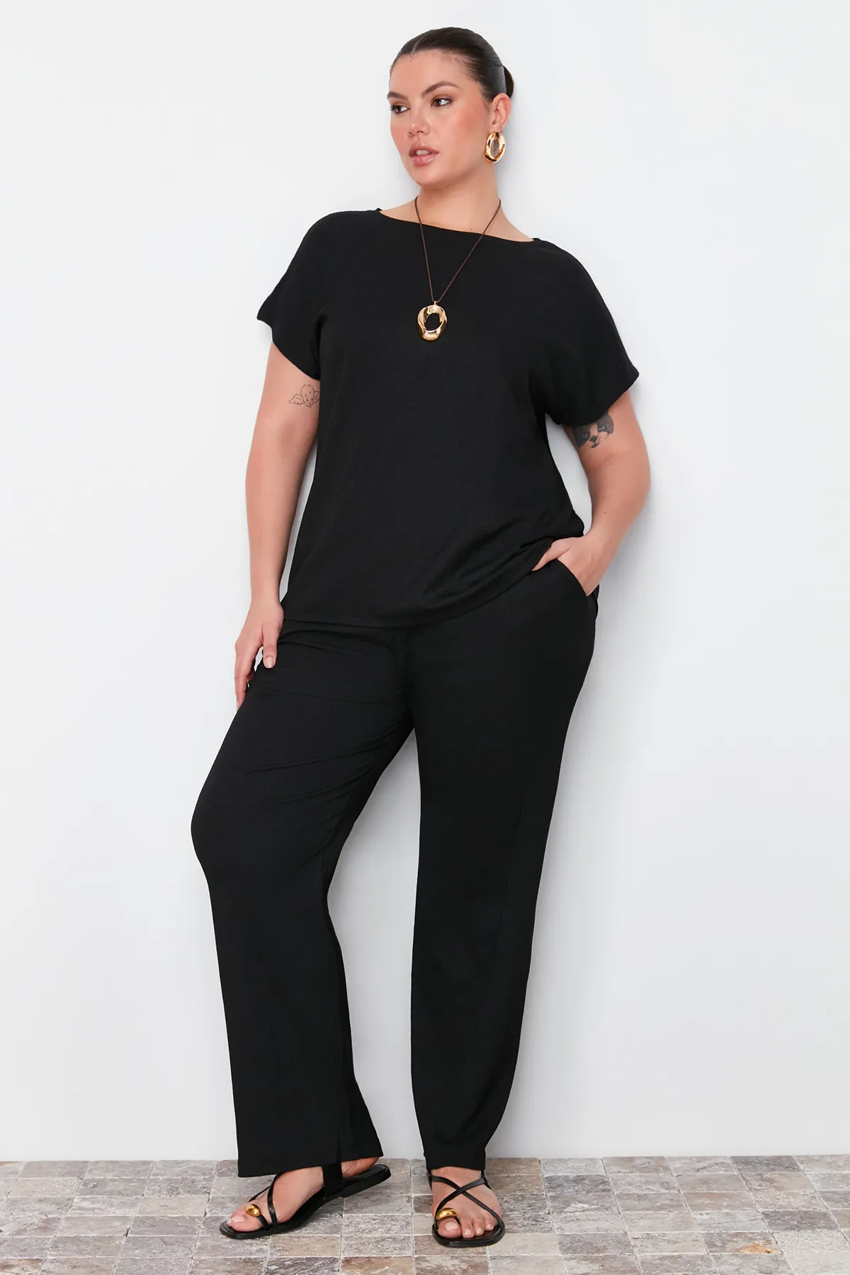 Trendyol Curve  Schwarzes T-Shirt-Hosen-Set aus gestricktem Oberteil und Unterteil TBBSS24CP00003