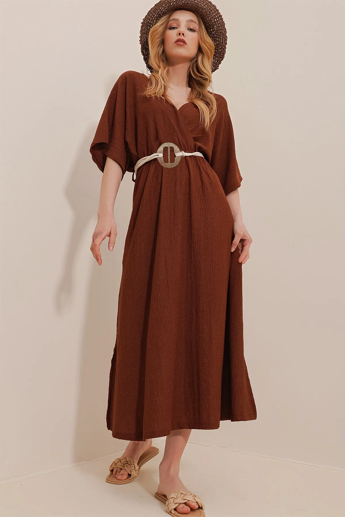 Trend Alaçatı Stili  Braunes zweireihiges Midikleid mit Kragen und Taillengürtel für Damen ALC-X10095