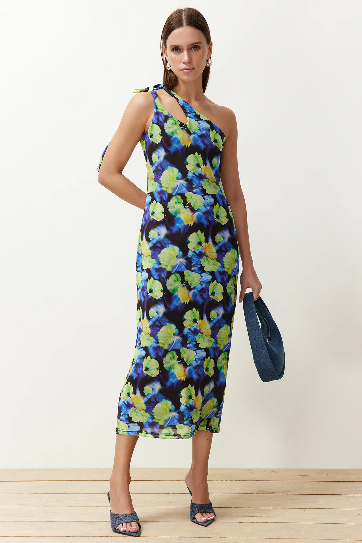 Trendyol Collection  Blaues, asymmetrisches, mit Tüll gefüttertes, figurbetontes Maxi-Bleistiftkleid aus dehnbarem Strick TWOSS23EL02315