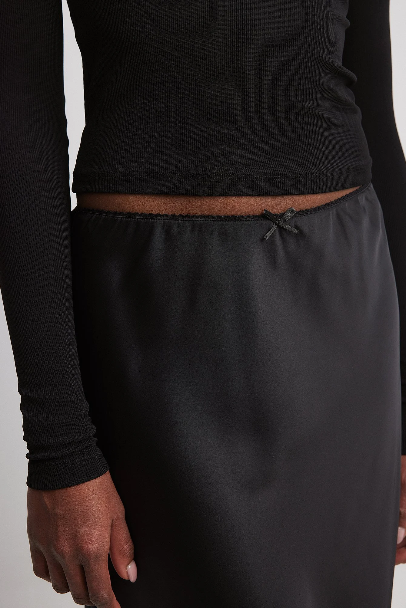 Midirock mit Spitzeneinsatz und niedriger Taille