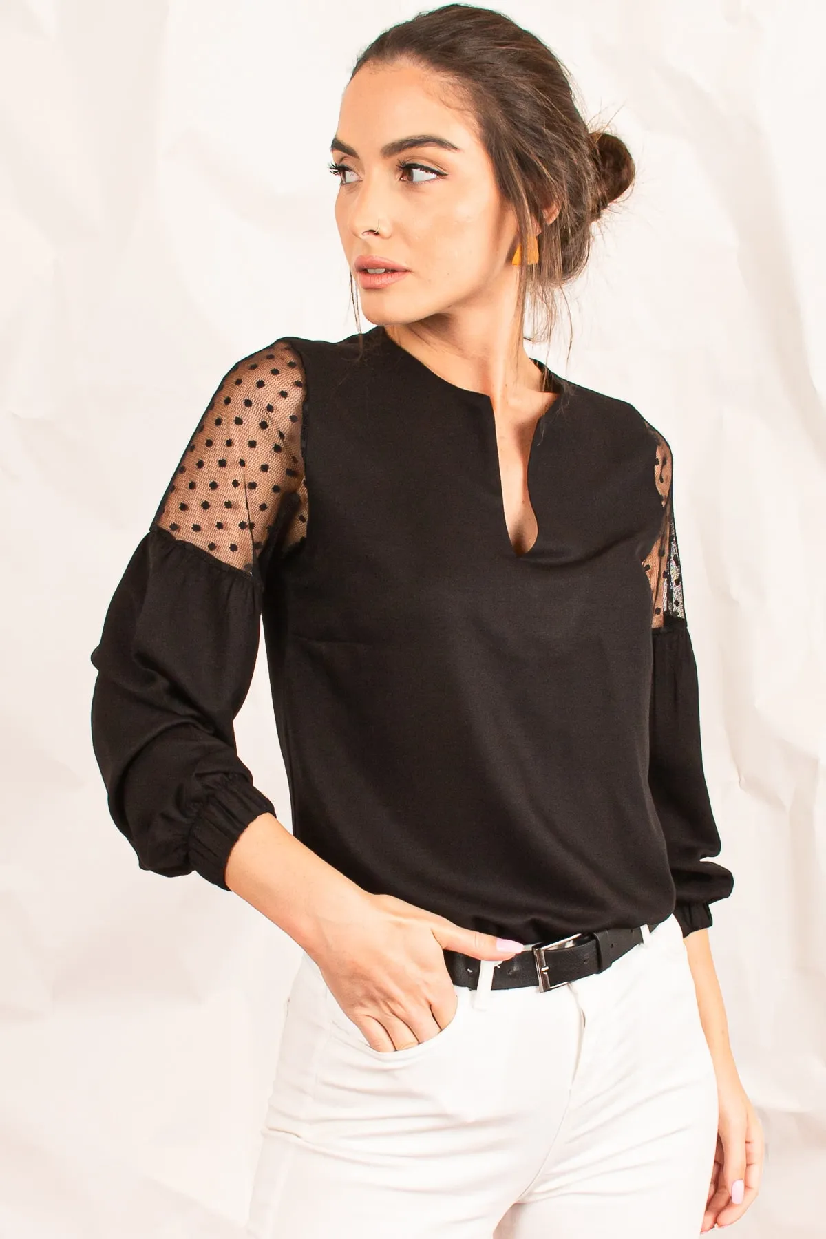 armonika  Schwarze Tüll-Ballonbluse für Damen mit V-Ausschnitt und Ärmeln ARM-20K001038