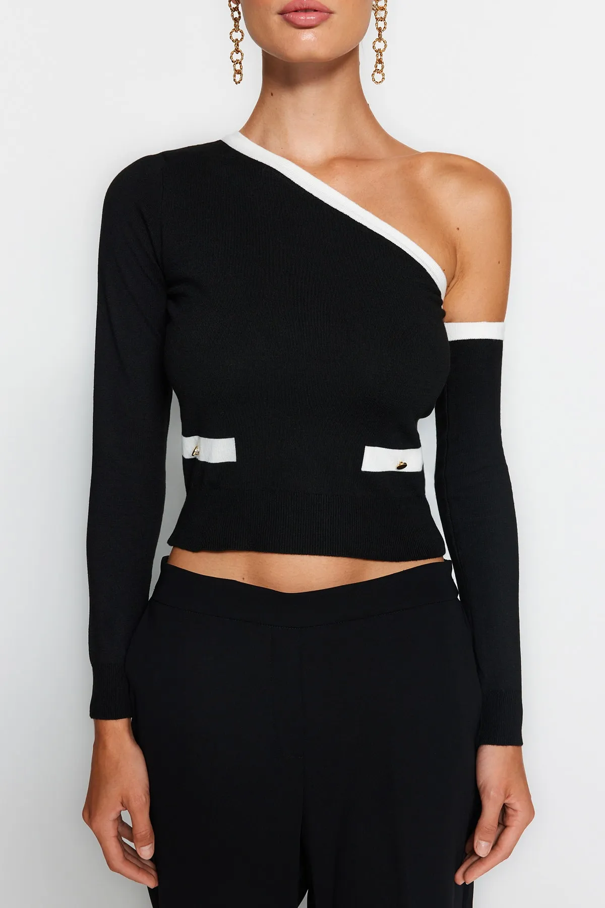 Trendyol Collection  Schwarzer kurzer Strickpullover mit abnehmbaren One-Shoulder-Ärmeln TWOAW24KZ01148