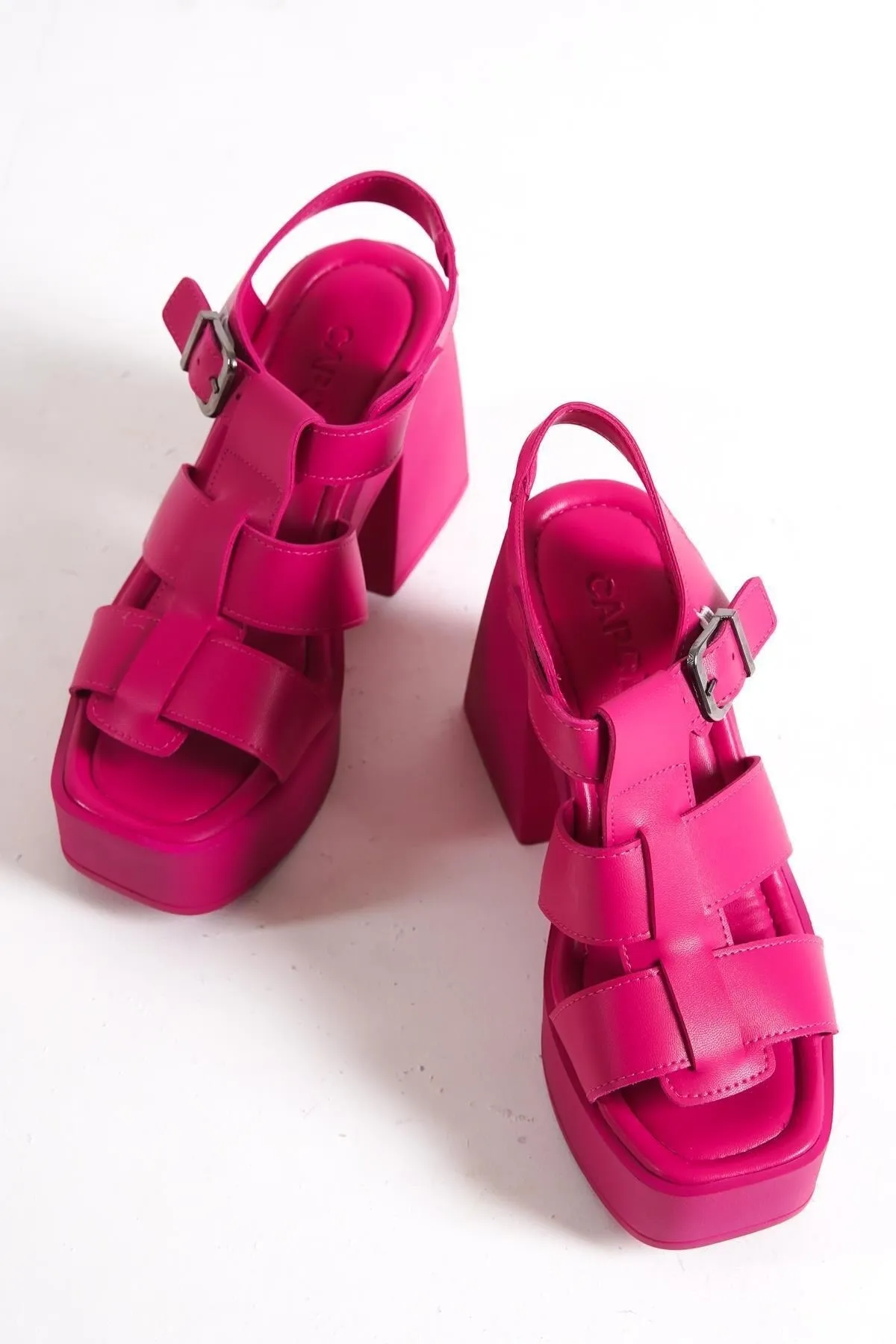 Capone Outfitters  Capone Gladiator-Riemchensandalen mit Plateausohle und flachem Zehenbereich in Fuchsia für Damen