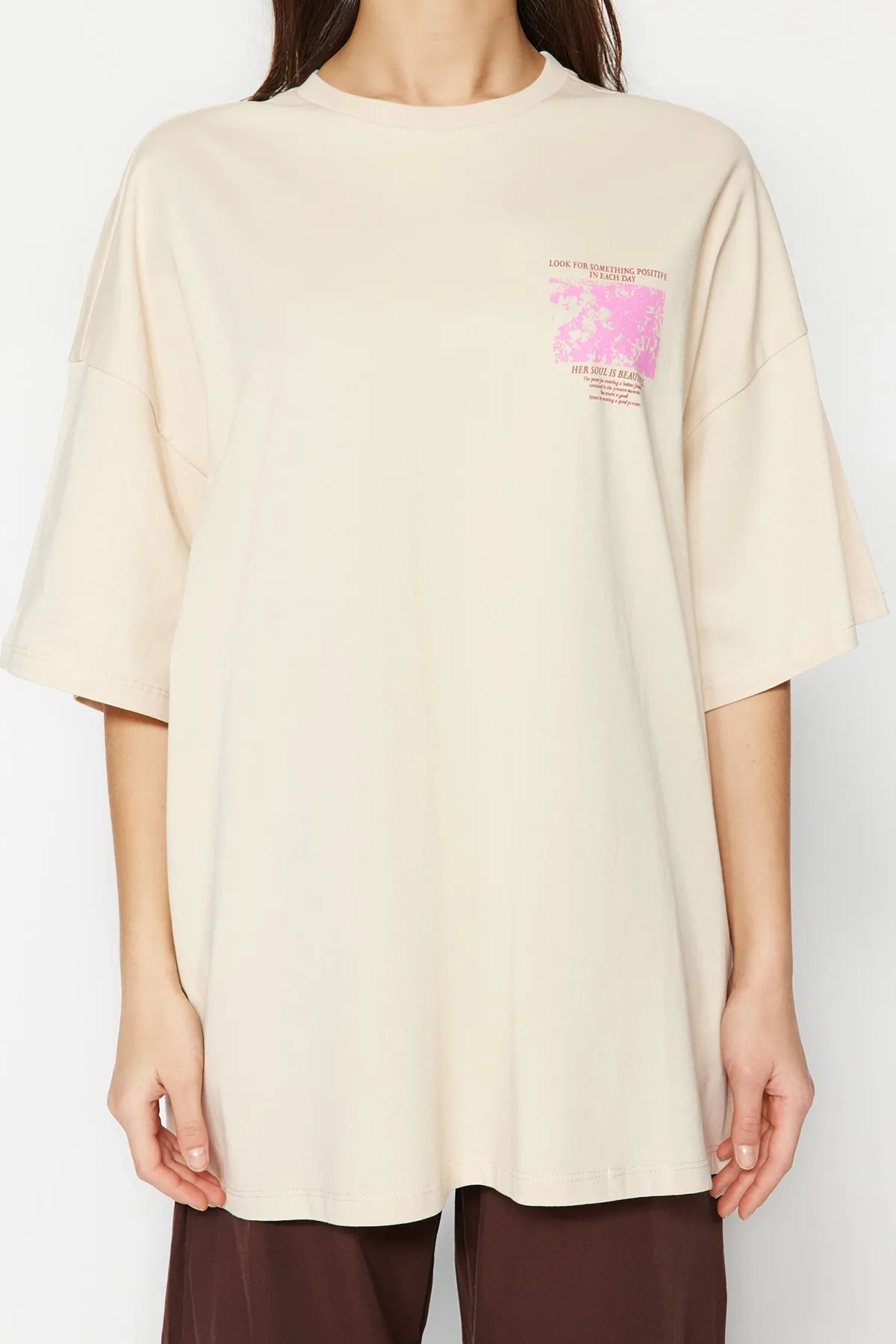 Trendyol Collection  Premium-Strick-T-Shirt aus 100 % Baumwolle mit bedruckter Vorder- und Rückseite in Übergröße/weitem Muster TWOSS23TS00269