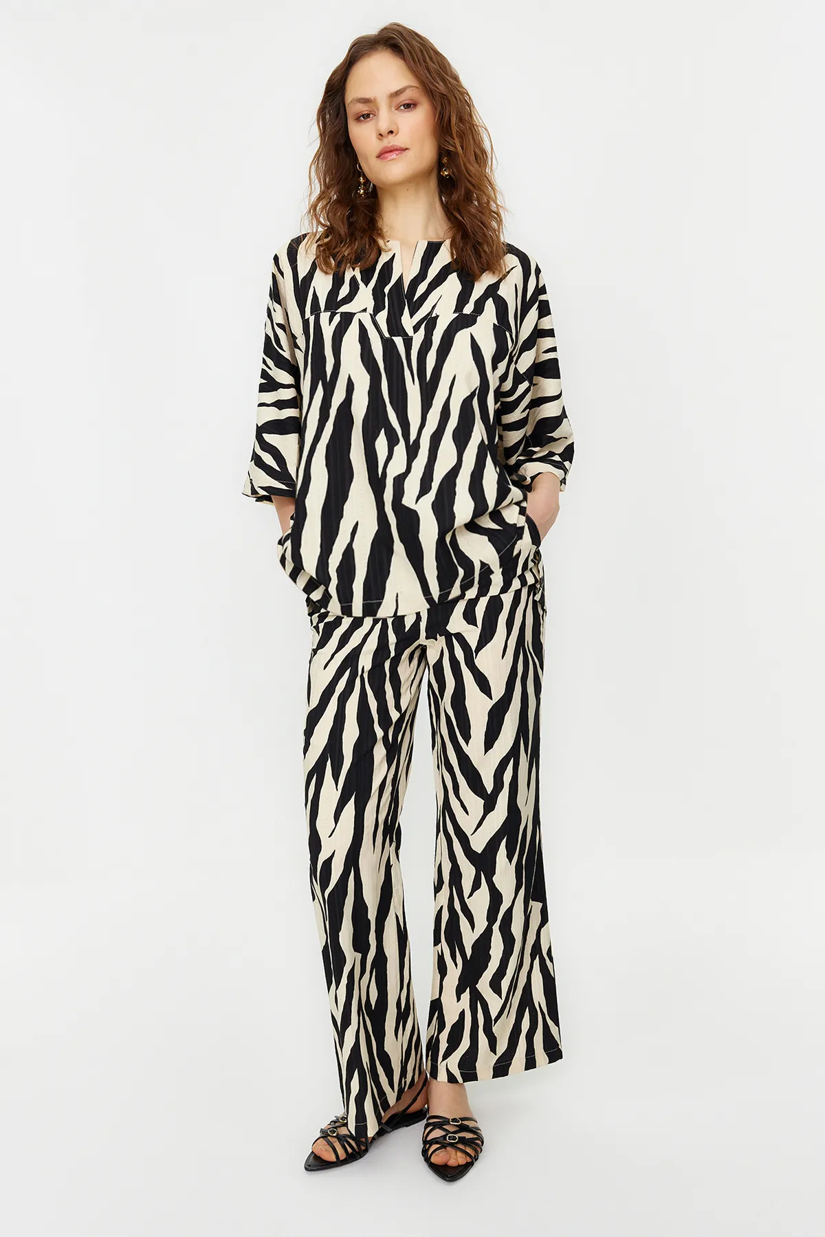 Trendyol Modest  Nerzfarbenes Tunika-Hose-Set mit drei Viertelärmeln und Zebramuster, gewebtes Unterteil und Oberteil TCTSS24US00020
