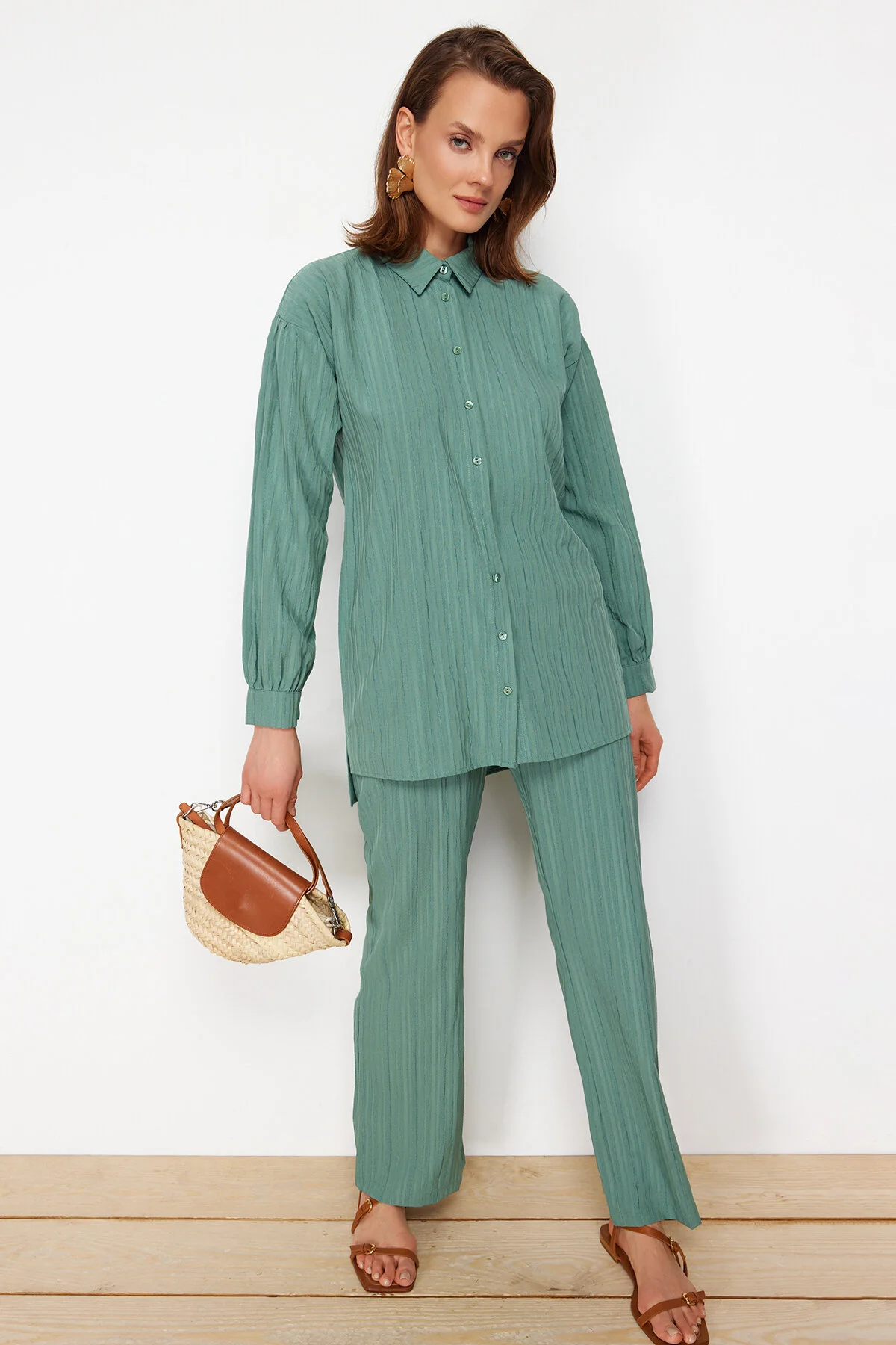 Trendyol Modest  Grünes gewebtes Hemd-Hosen-Set mit langem Rücken und weitem Bein TCTSS22US0030