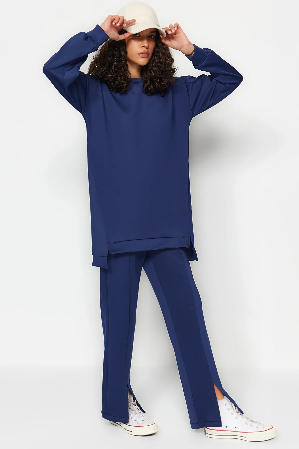Trendyol Modest  Marineblaues Set aus Oberteil und Unterteil aus Scuba-Tunika und -Hose mit Schlitzdetail TCTAW23US00201