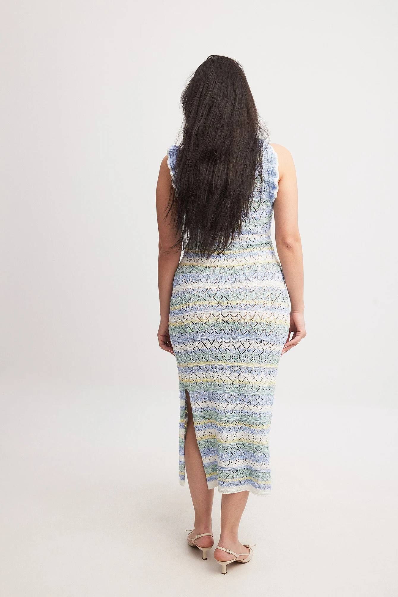 Gestricktes, gestreiftes Midikleid
