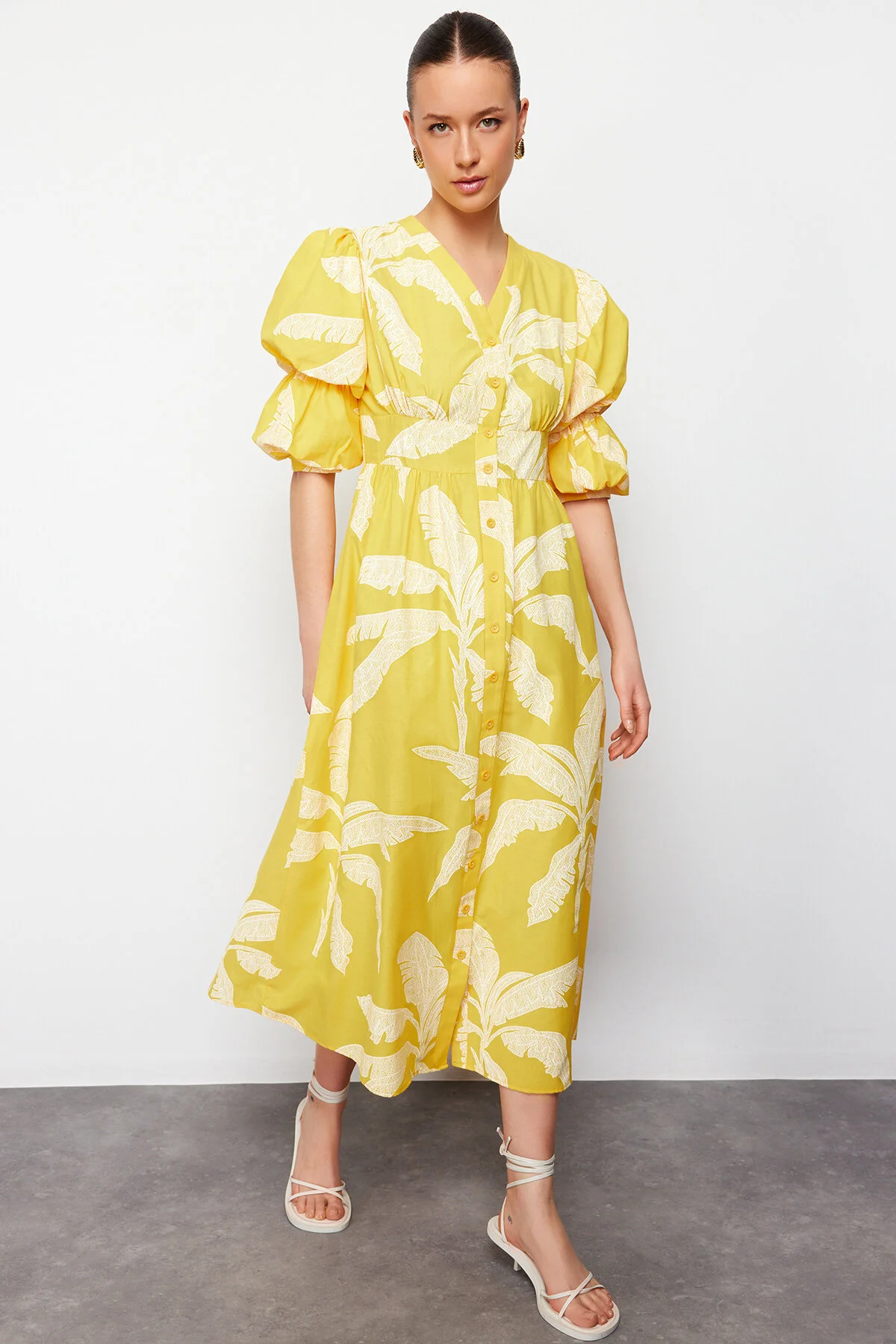 Trendyol Modest  Gelbes, gewebtes Hemdkleid mit Blumendruck und halben Ballonärmeln und V-Ausschnitt TCTSS24EB00015