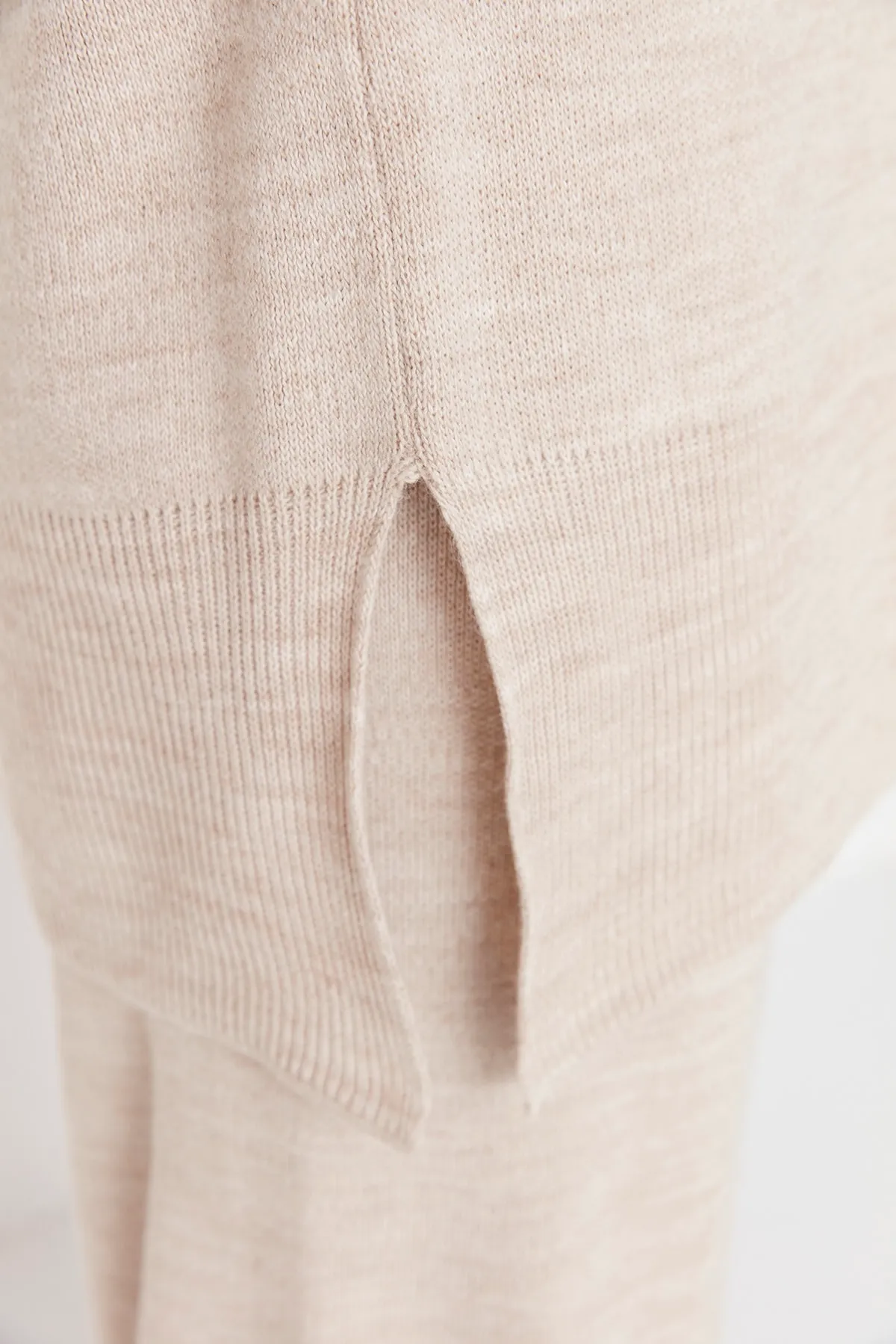 Trendyol Modest  Strickset aus Pullover und Hose mit Schlitzdetail in Stein TCTAW23US00030