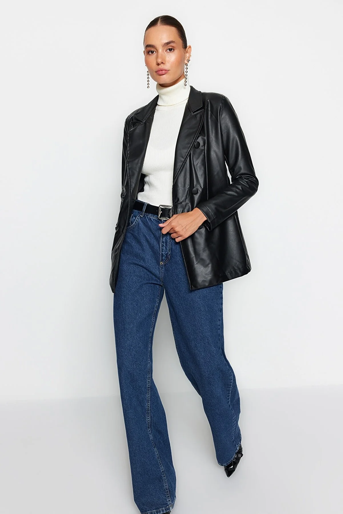 Trendyol Collection  Schwarzer Blazer aus Kunstleder mit normalem Futter und zweireihigem Verschluss, gewebte Jacke TWOAW21CE0156