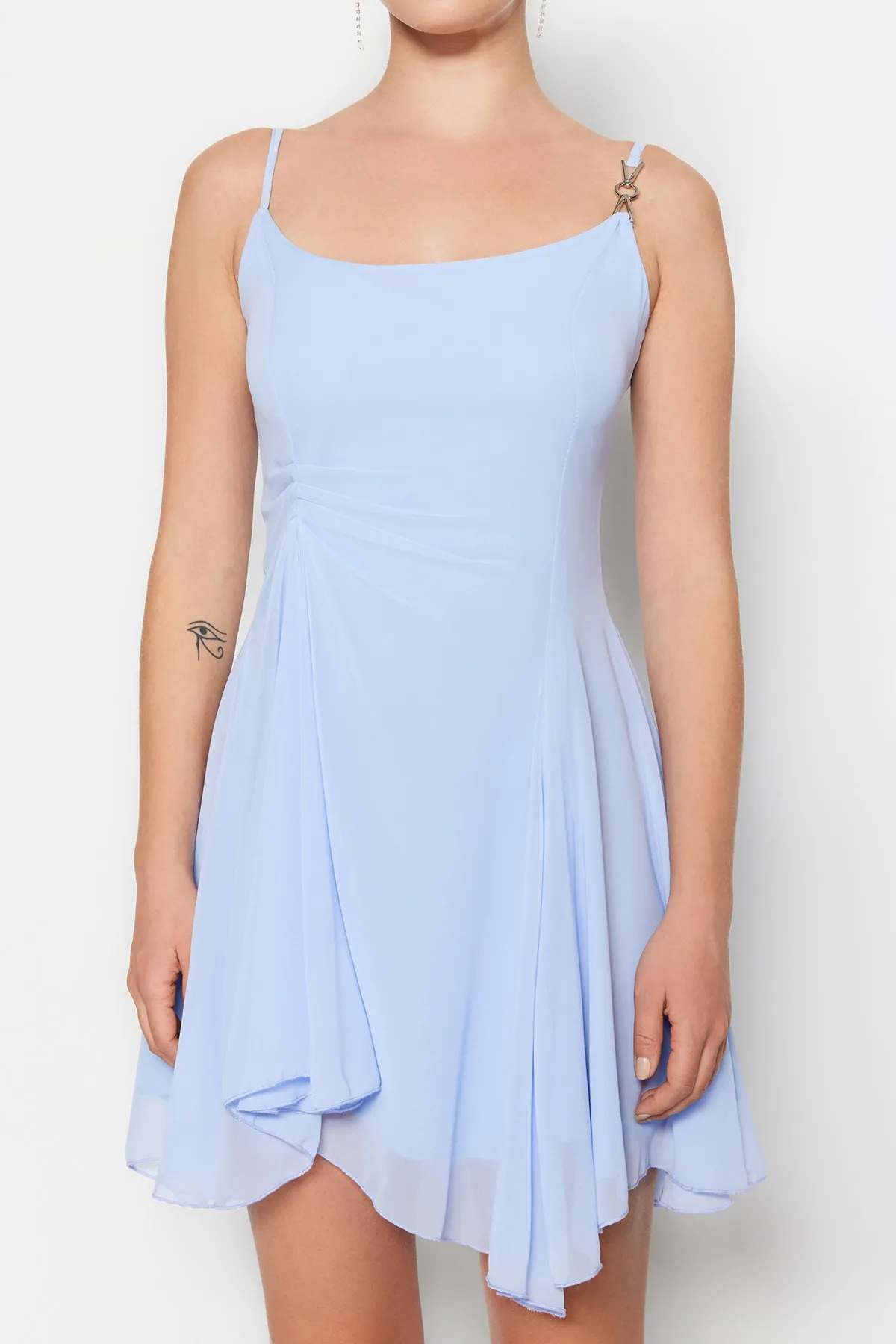 Trendyol Collection  Hellblaues elegantes Abendkleid aus Chiffon mit offener Taille/Skater-Futter TPRSS23EL00033