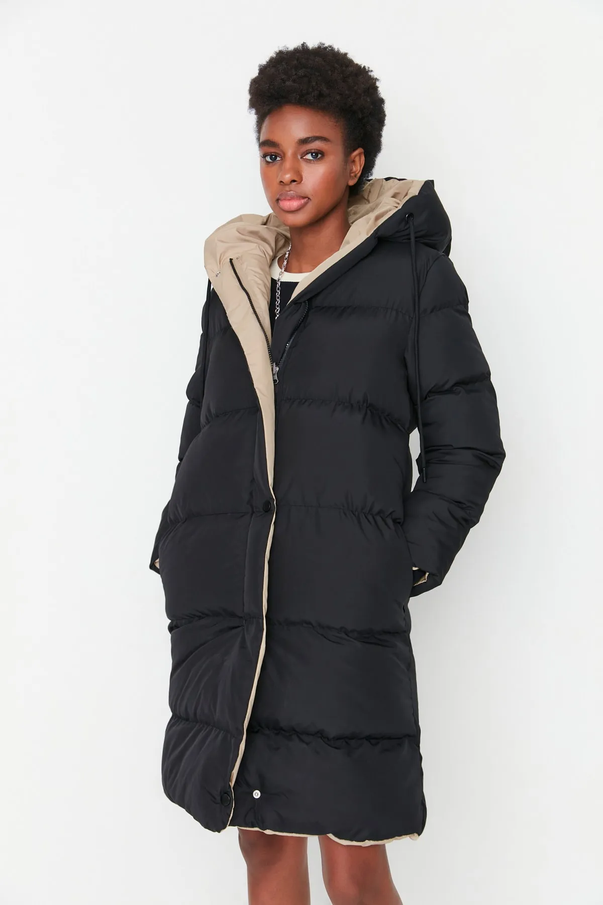 Trendyol Collection  Schwarz-beige, wendbare, wasserabweisende lange Pufferjacke mit Kapuze TWOAW23MO00052