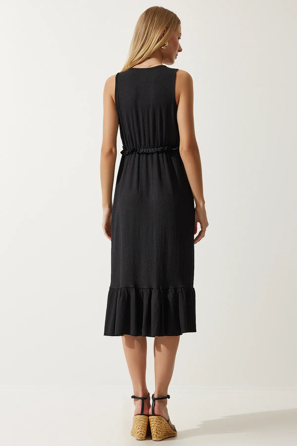 Happiness İstanbul  Schwarzes Damen-Strickkleid mit tiefem V-Ausschnitt und dicken Trägern MC00268
