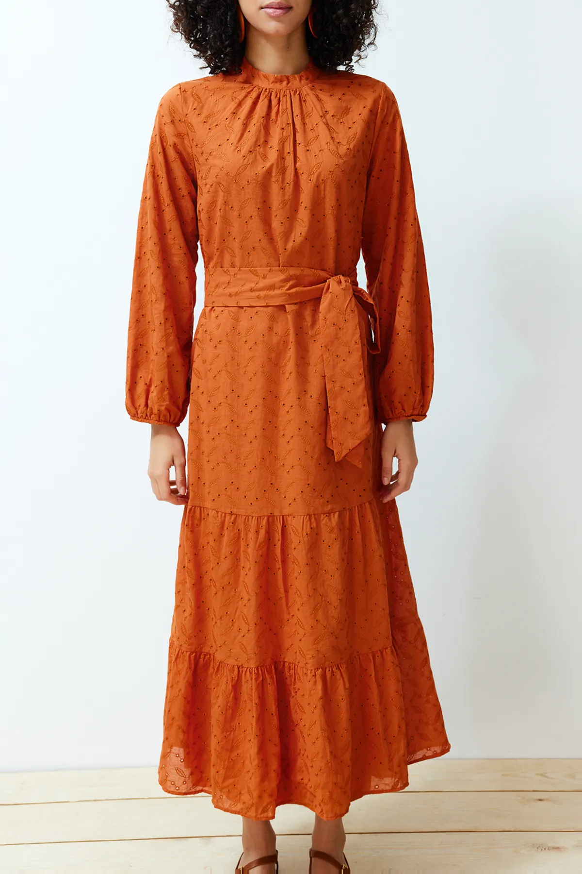 Trendyol Modest  Zimtfarbenes, gewebtes Kleid mit Stehkragen, Stickerei und Spitzenfutter TCTSS24EB00053