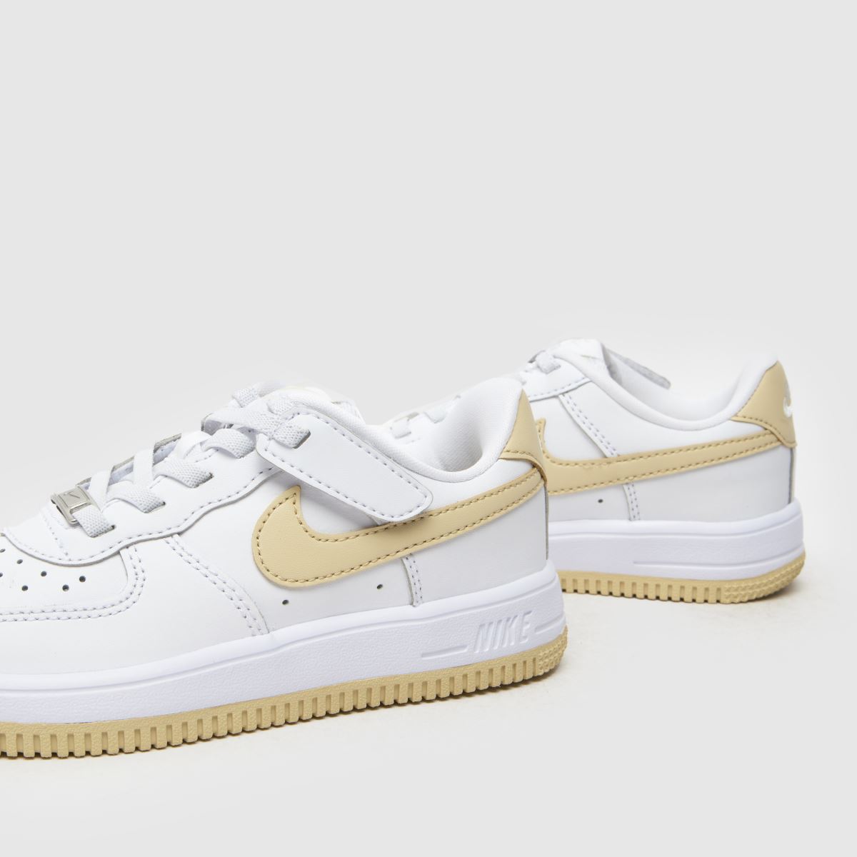 Nike Force 1 Low sneakers i vitt och beige för pojkar och juniorer