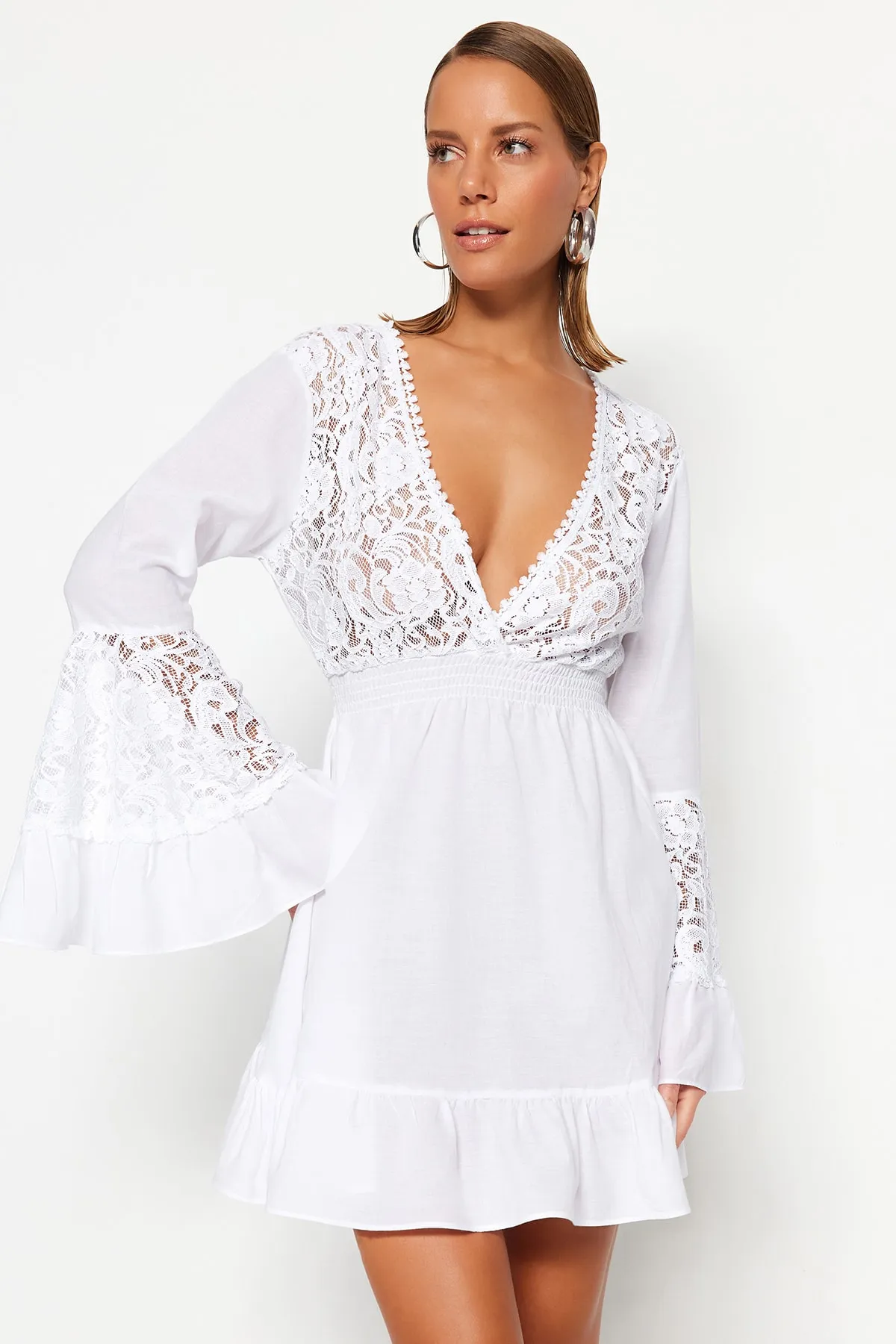 Trendyol Collection  Weißes Mini-Strandkleid aus gewebter Spitze aus 100 % Baumwolle TBESS23EL00048