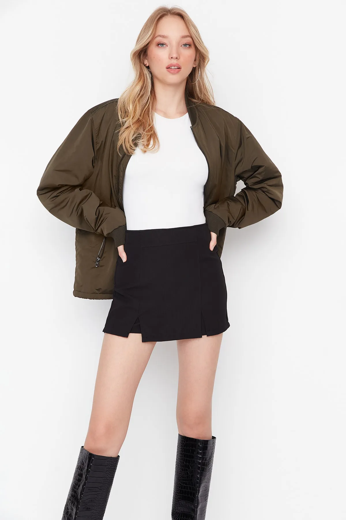 Trendyol Collection  Schwarzer, doppelt geschlitzter, superminilanger, gewebter Shorts-Rock TWOSS20SR0364