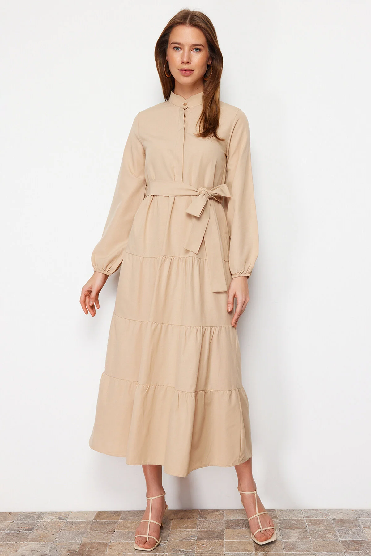 Trendyol Modest  Gewebtes Kleid mit Schmucksteinen, Gürtel, Kragen und Knopfdetail TCTSS21EL3343