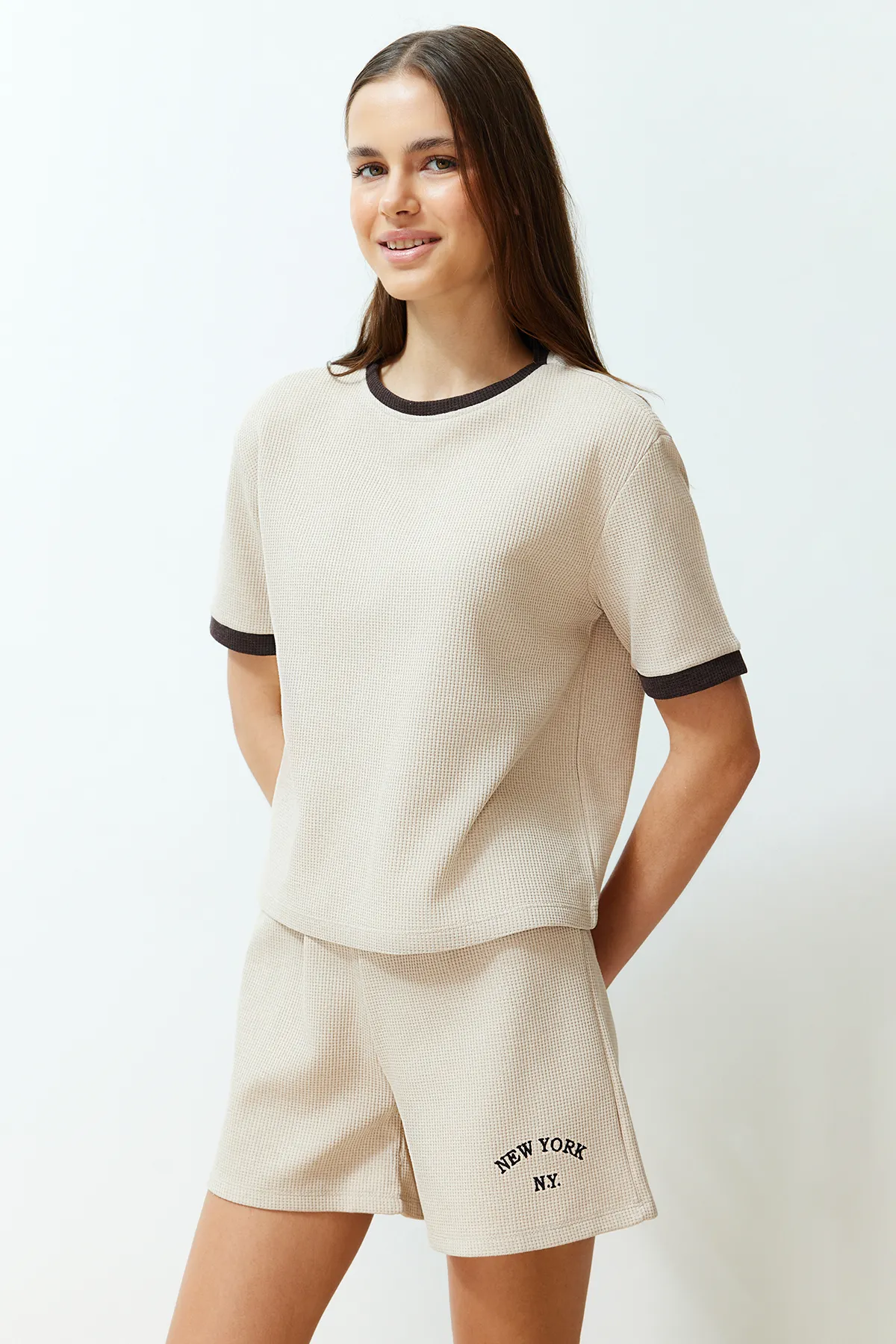 Trendyol Collection  Beige-mehrfarbiges Pyjama-Set mit aufgesticktem Waffelstrick-Slogan und Slogan in Blockfarben THMSS24PT00217