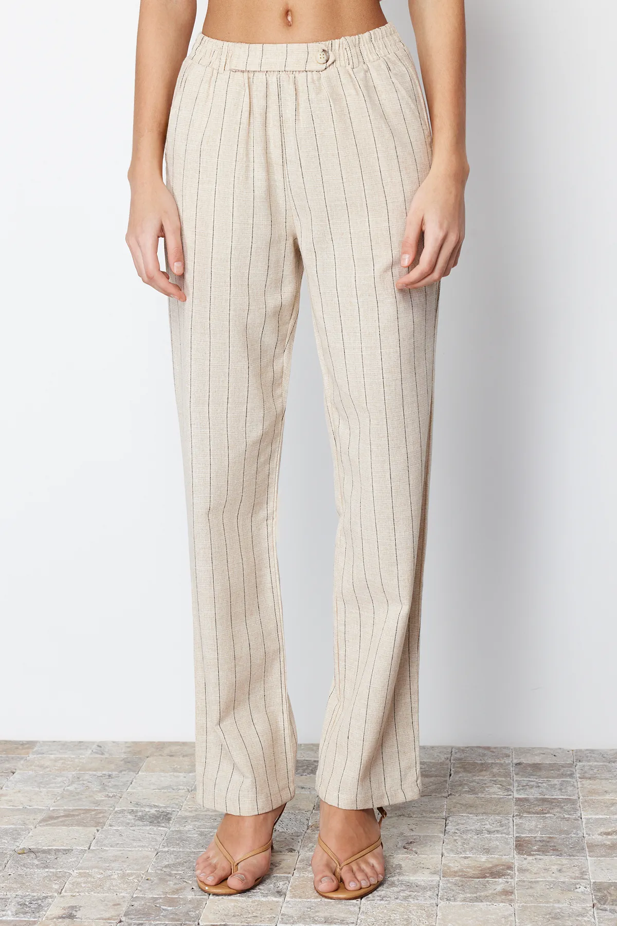 Trendyol Collection  Beige gestreifte, elastische Taillentasche, gerade geschnittene Hose aus gewebtem Baumwollleinen TWOSS24PL00055