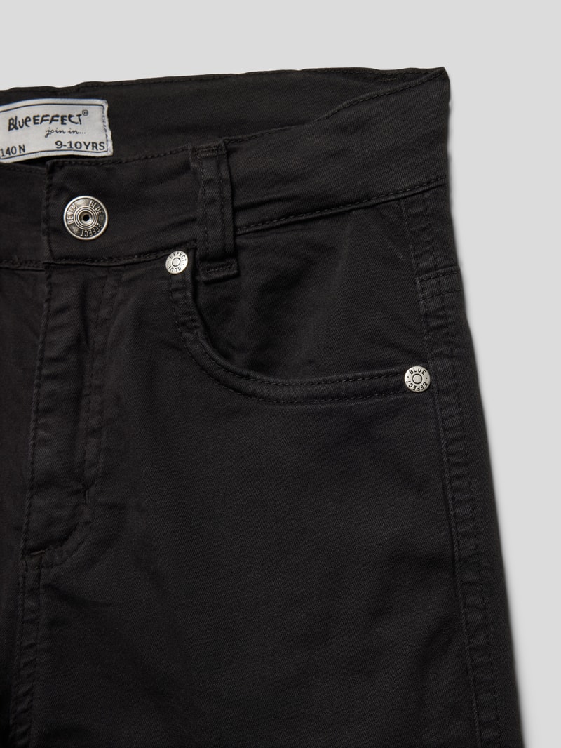 Stoffhose mit aufgesetzten Taschen in schwarz