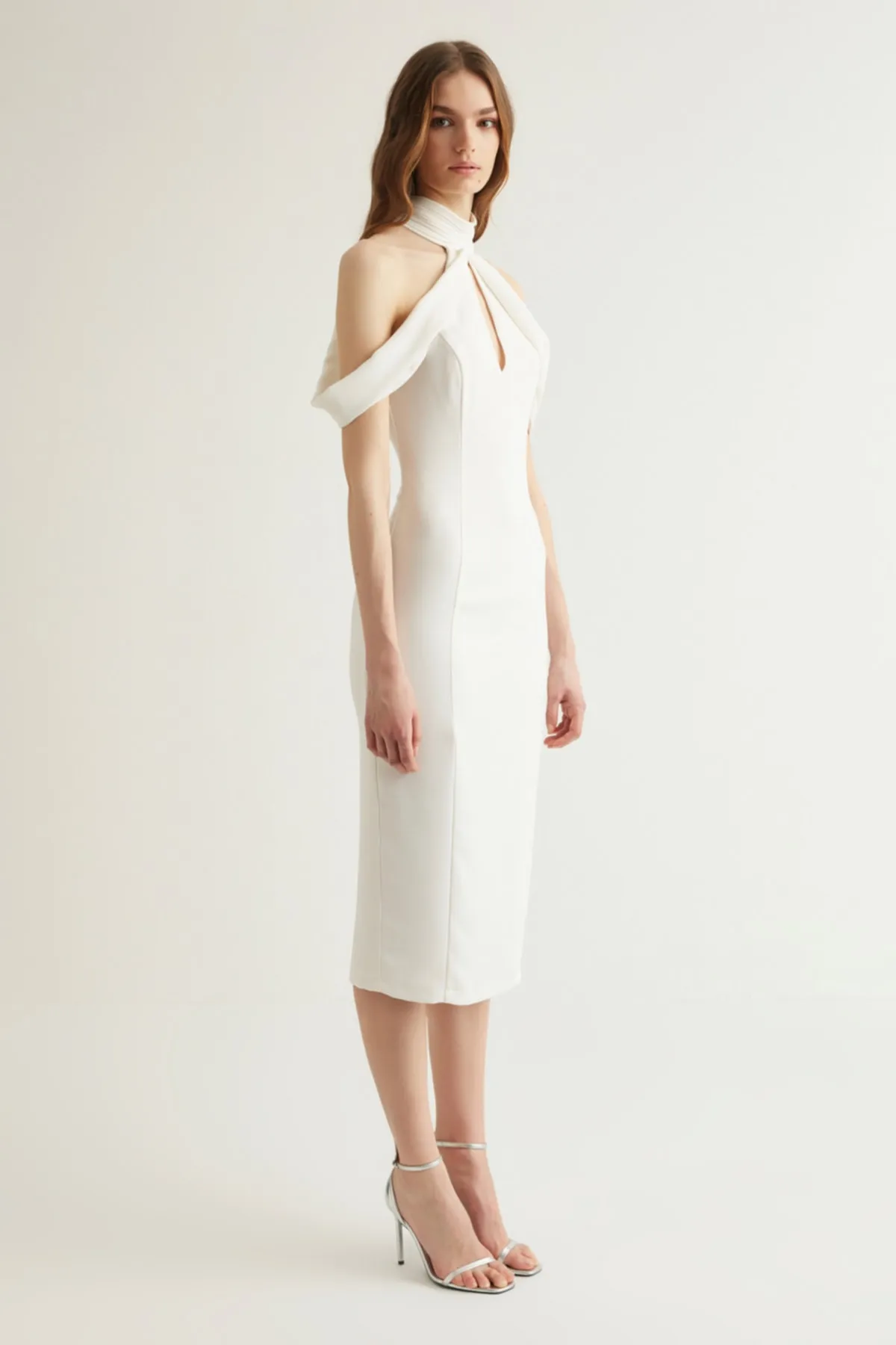 Trendyol Collection  X Dilek Hanif Kleid mit weißen Ärmeln und Details TPRSS22EL1853