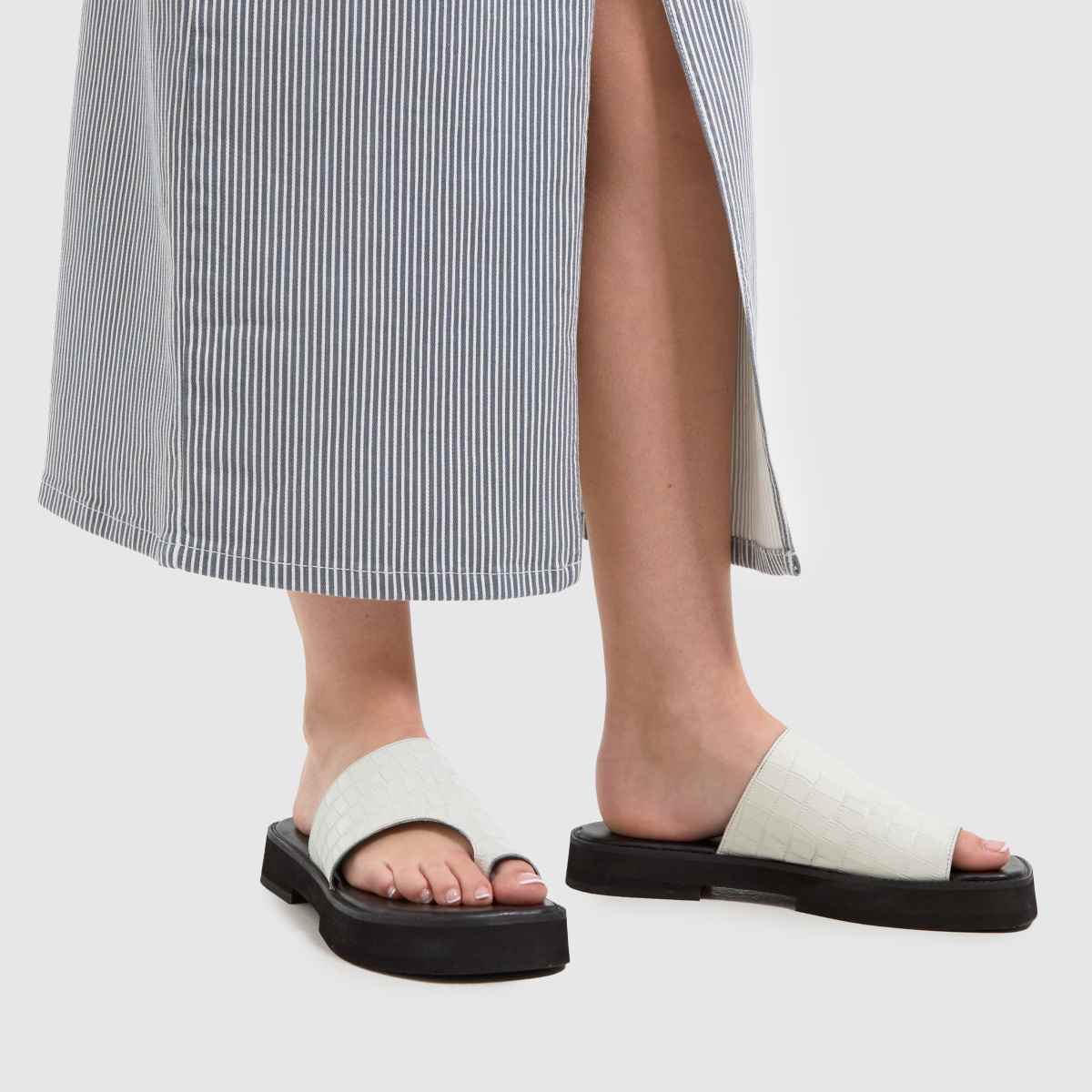 Schuh Tori vastag krokodilbőr szandál fehér színben