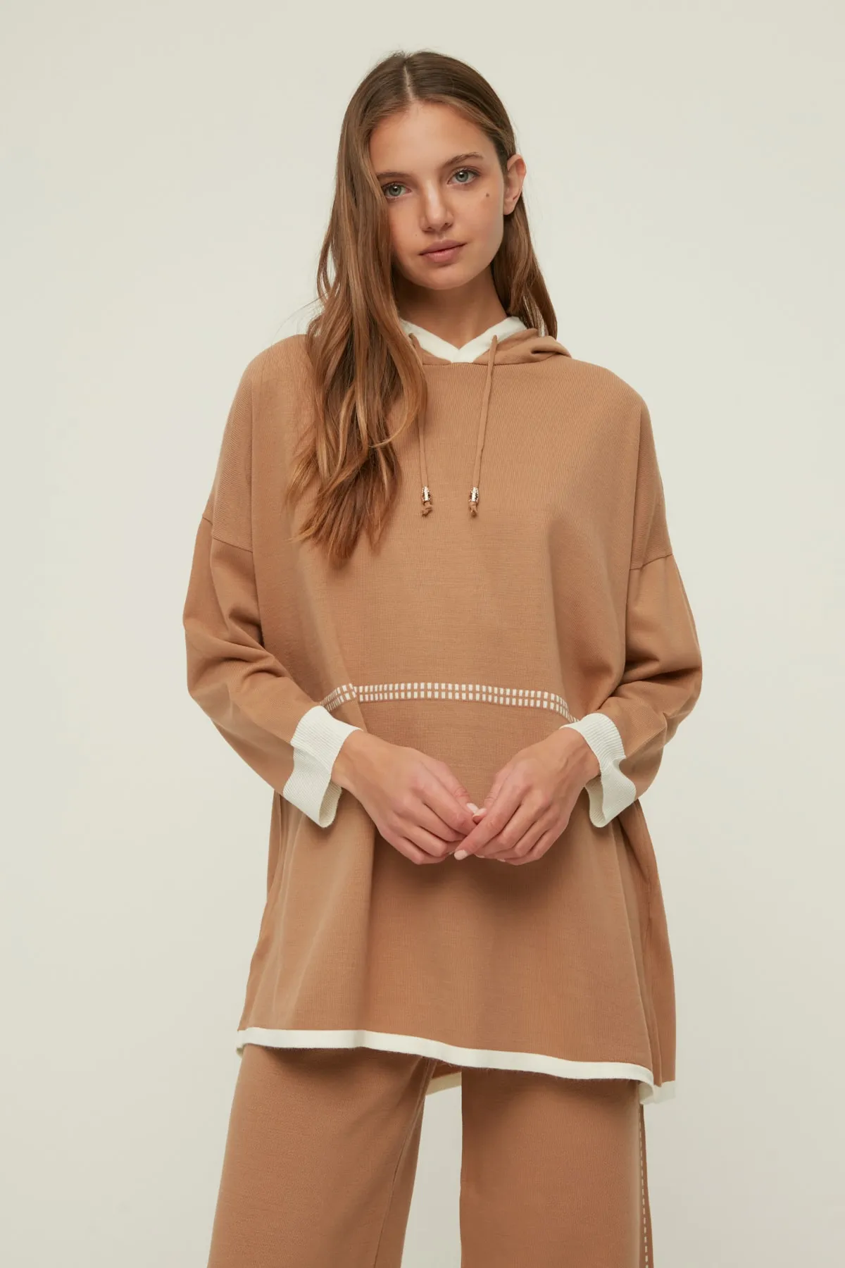 Trendyol Modest  Kamelfarbenes Strickset aus Sweatshirt und Hose mit Kapuze und Kontrastnähten TCTAW22US0125