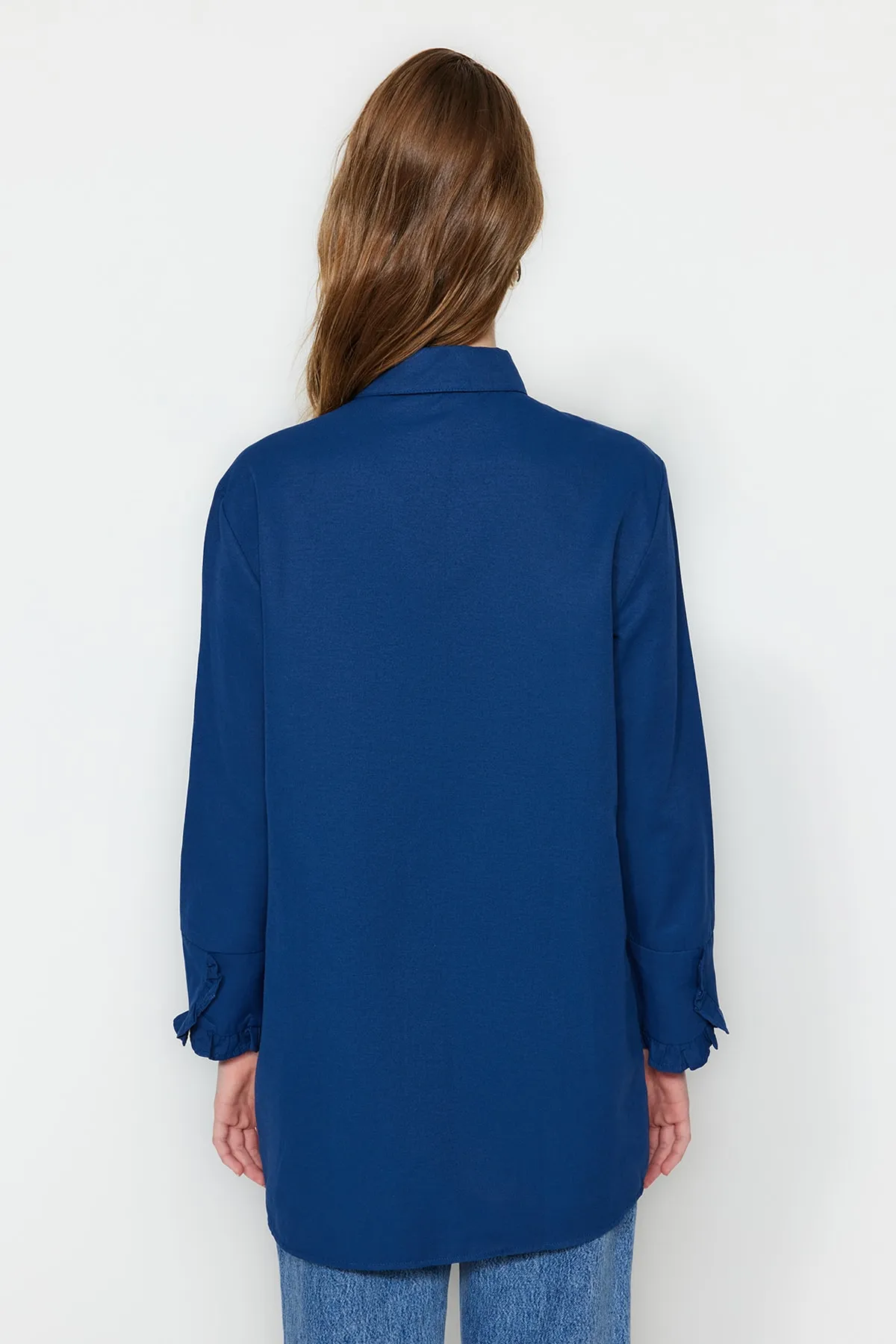 Trendyol Modest  Indigoblaues Hemd aus gewebter Baumwolle mit Rüschen im Denim-Look TCTSS23TG00042