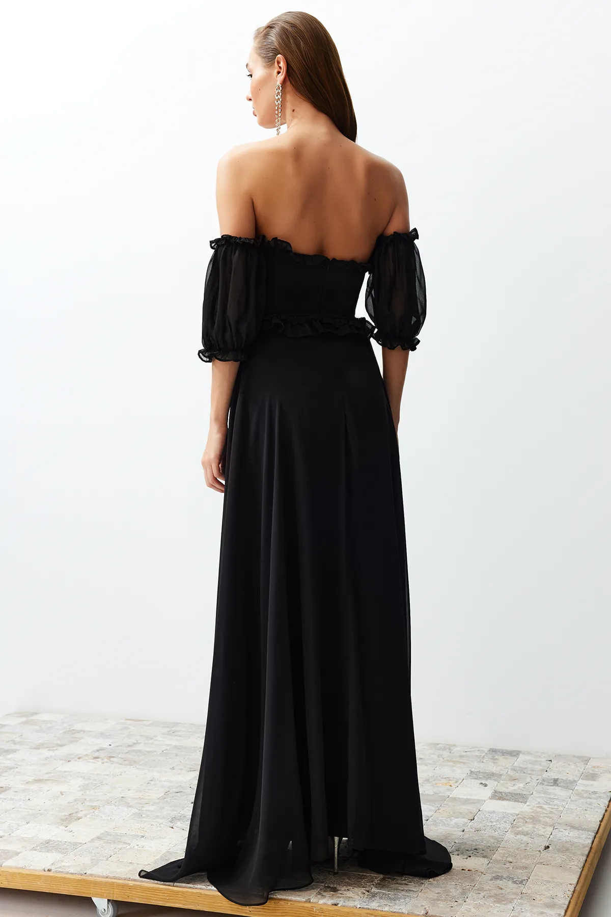 Trendyol Collection  Schwarzes, gefüttertes, langes Abendkleid aus Chiffon TPRSS22AE00047
