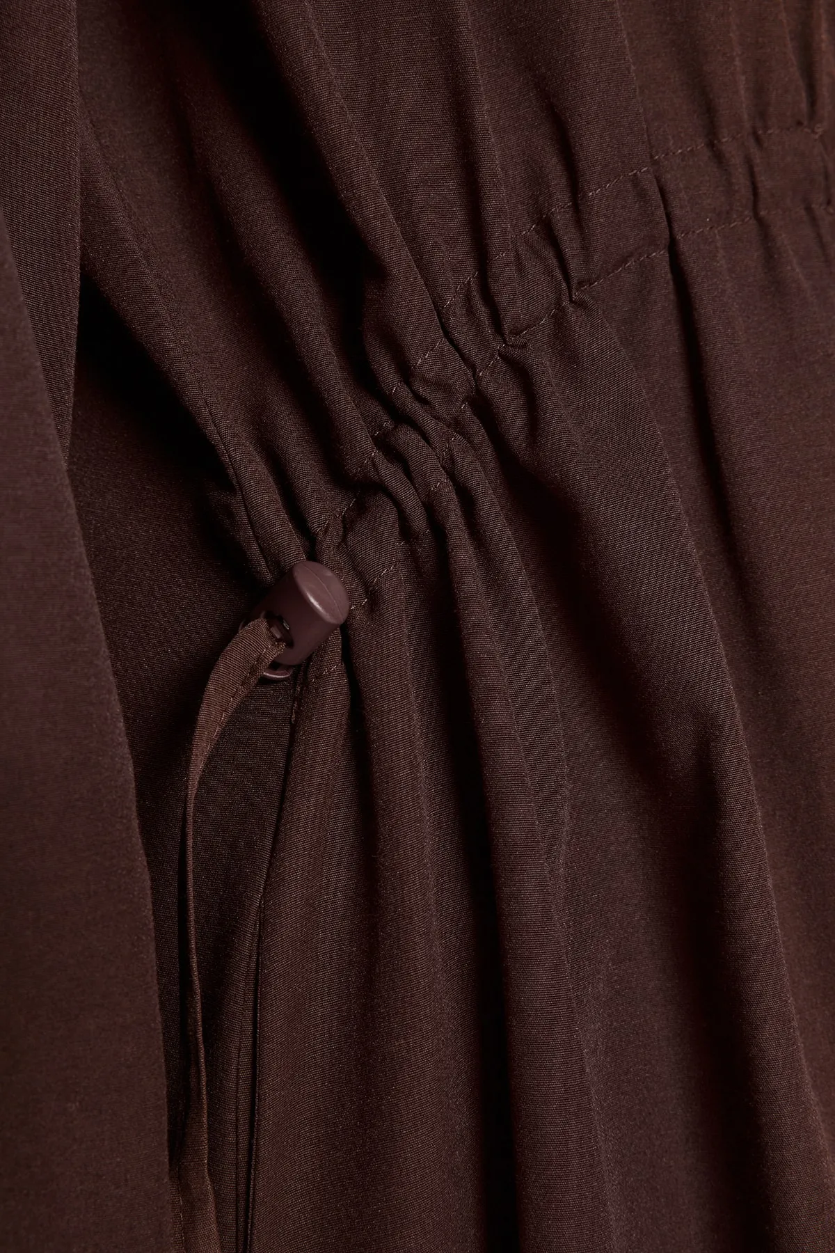 Trendyol Modest  Braunes gewebtes Baumwollkleid mit verstellbaren Taillenstoppern TCTAW24EB00068