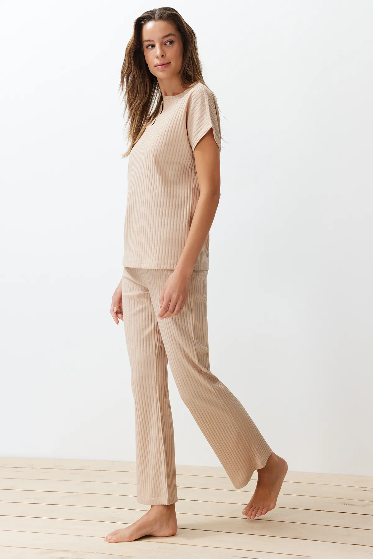 Trendyol Collection  Beige gestricktes Pyjama-Set mit Kordelkragen und detailliertem Muster THMSS24PT00234