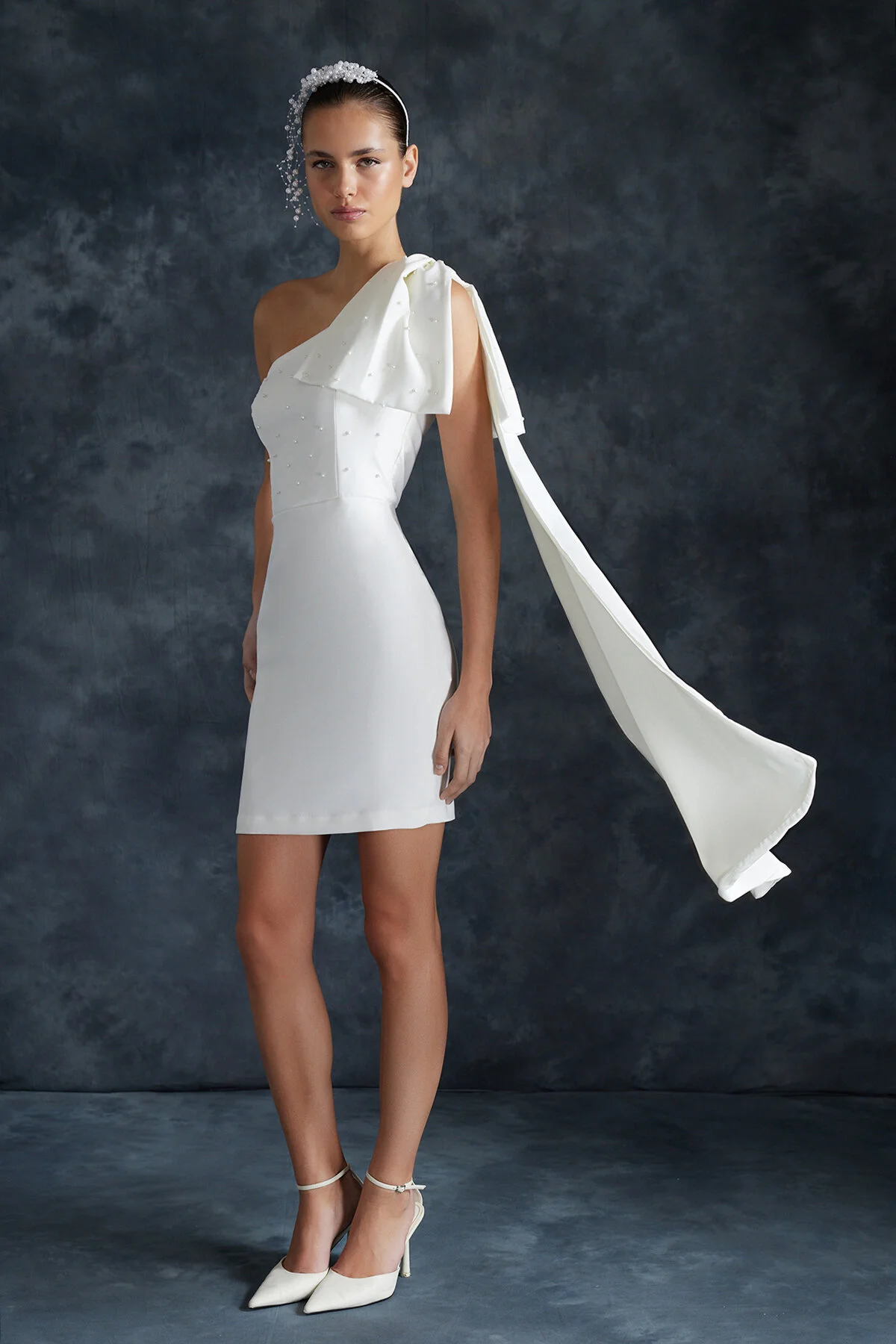 Trendyol Collection  Braut-Brautkleid mit weißer Perle und detaillierter Schleife für Hochzeit/Nikah, elegantes Abendkleid TPRSS24EL00120