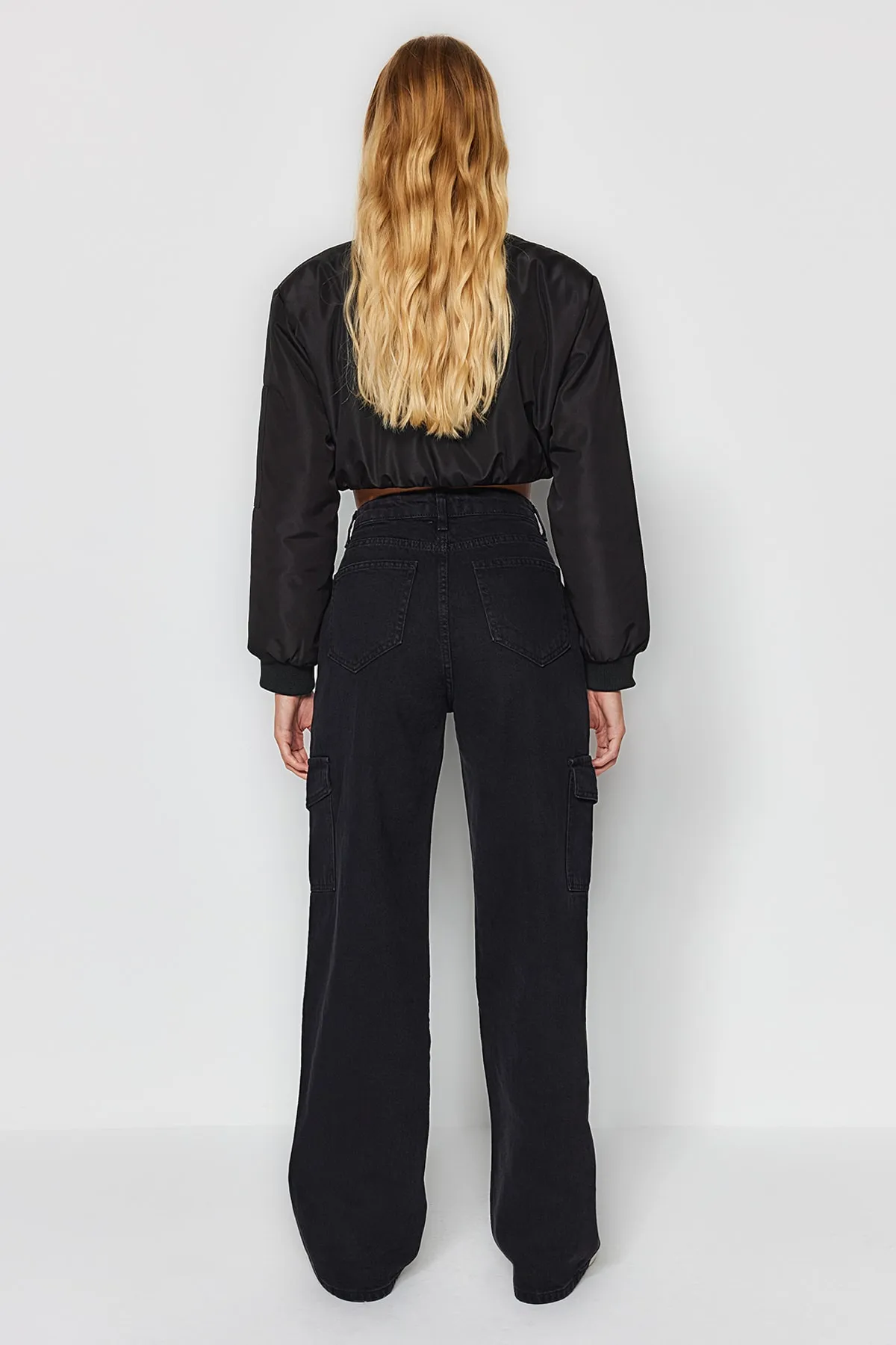 Trendyol Collection  Schwarze Jeans mit weitem Bein und hoher Taille und Cargotasche TWOAW22JE0392