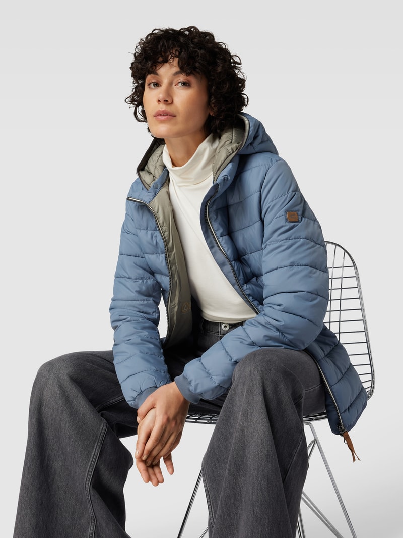 Steppjacke mit Label-Details in blau