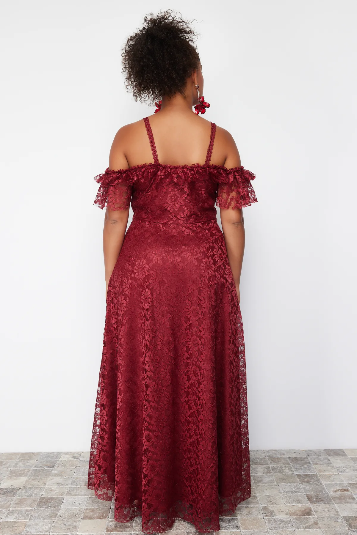 Trendyol Curve  Burgunderrotes A-Linien-Maxi-Abendkleid mit Trägern in Übergröße TBBAW23AH00187