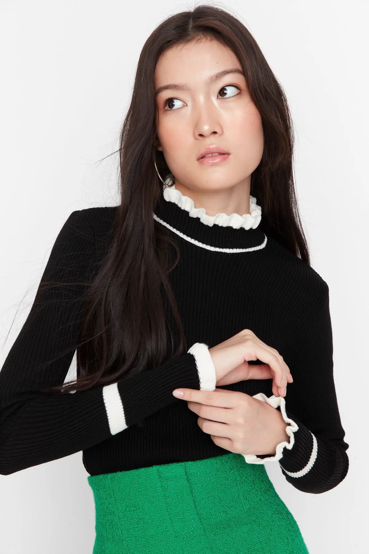 Trendyol Collection  Schwarzer Strickpullover mit Farbblockdesign TWOAW22KZ1250