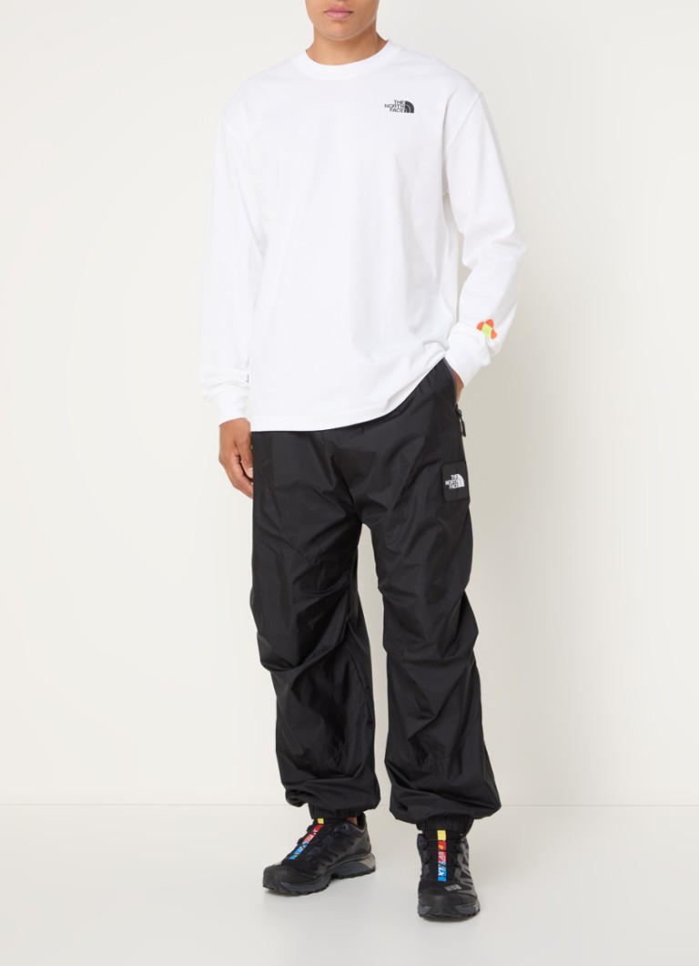 The North Face TNF x Yinka Ilori pitkähihainen paita, jossa logo ja painatus takana