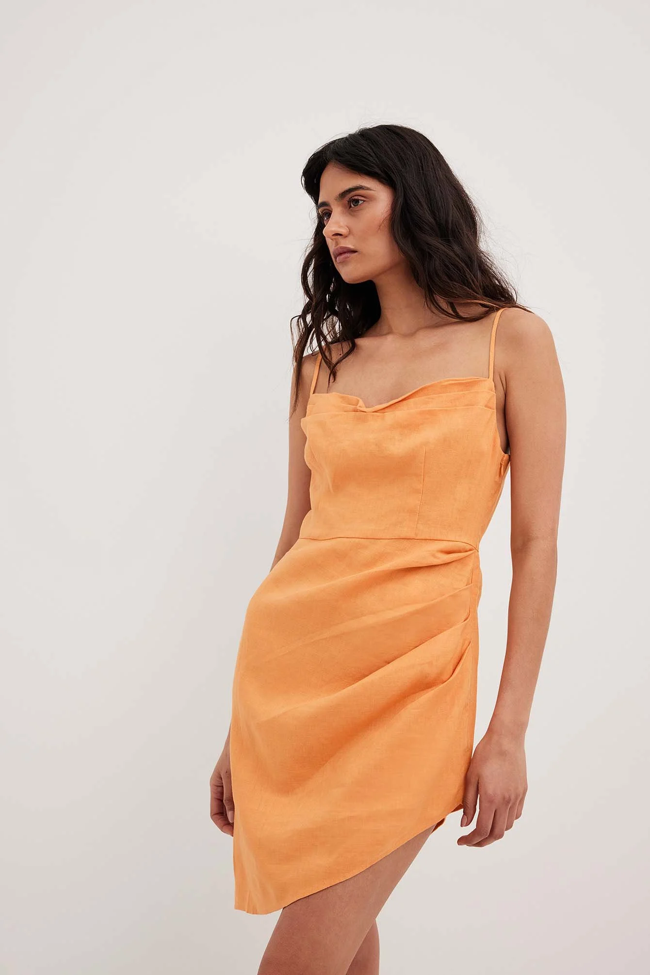 Leinenkleid mit überlappendem Wasserfallausschnitt