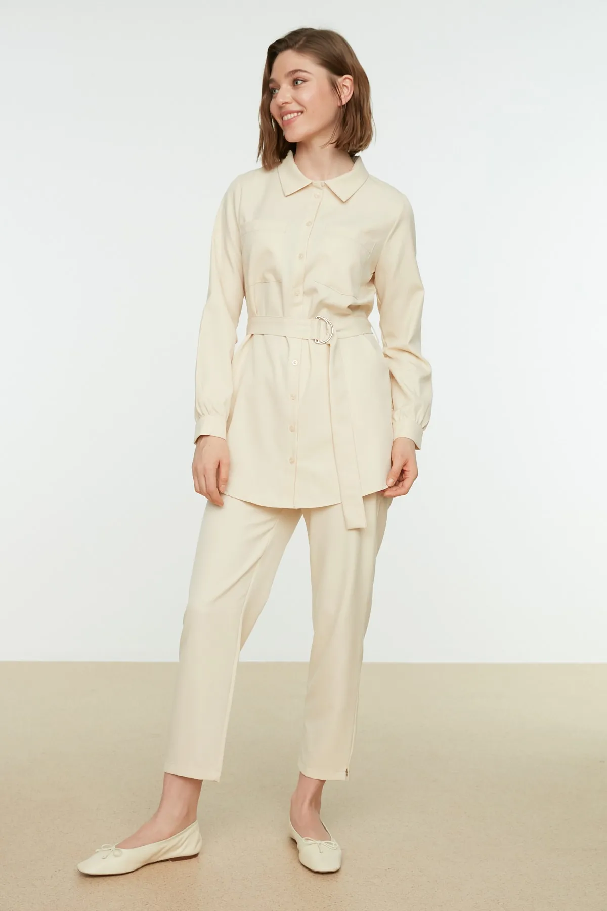 Trendyol Modest  Beiger gewebter Hemd-Hosen-Anzug im Karottenschnitt mit Gürtel TCTSS22US0028