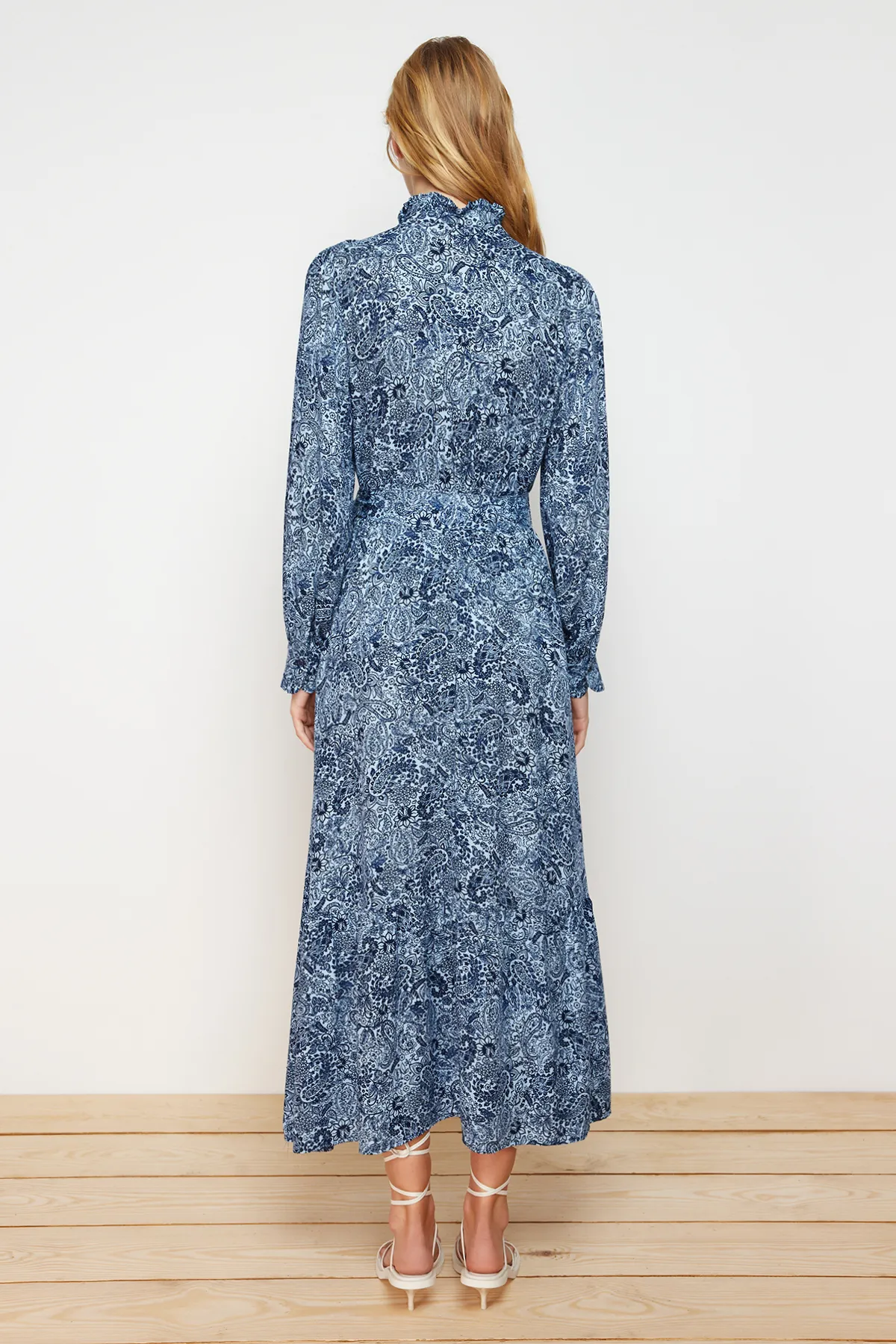 Trendyol Modest  Blaues, geblümtes Viskose-Webkleid TCTSS24EB00074