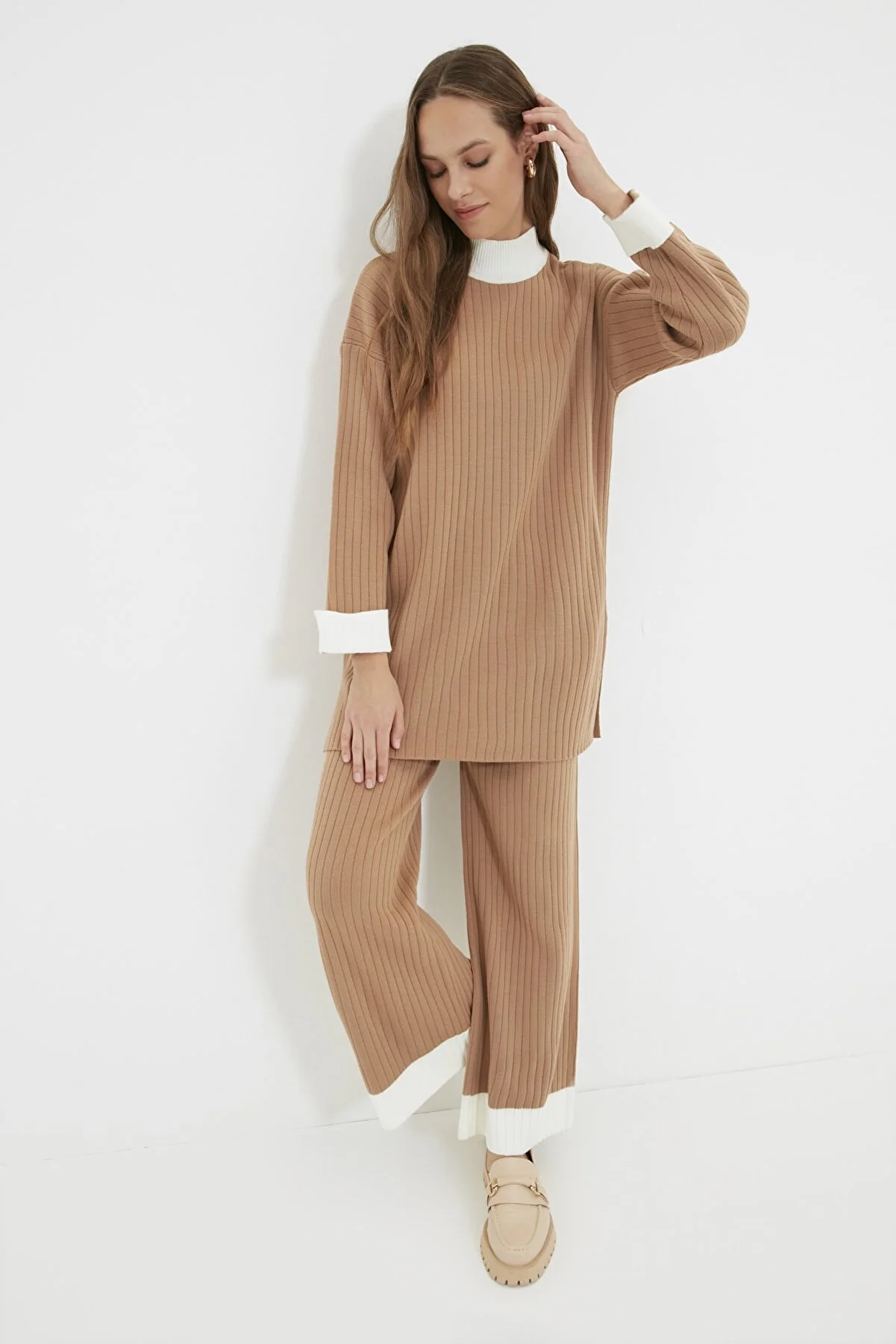 Trendyol Modest  Kamelfarbener Strickanzug mit Stehkragen und Farbblockdesign aus Kordelzug und Pullover-Hose TCTAW22US0080