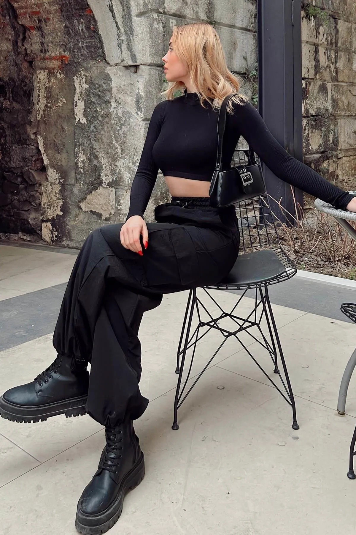 Swist  Damen-Fallschirmhose mit schwarzem Ballon-Cargotaschen-Detail