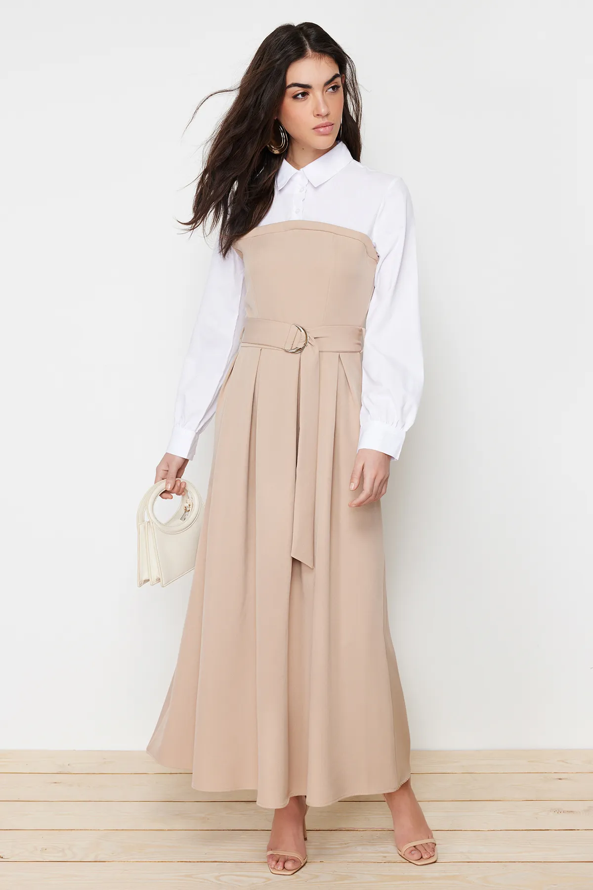 Trendyol Modest  Beigefarbenes Hemdkleid mit Gürtel und detailliertem Webmuster TCTSS24EB00059